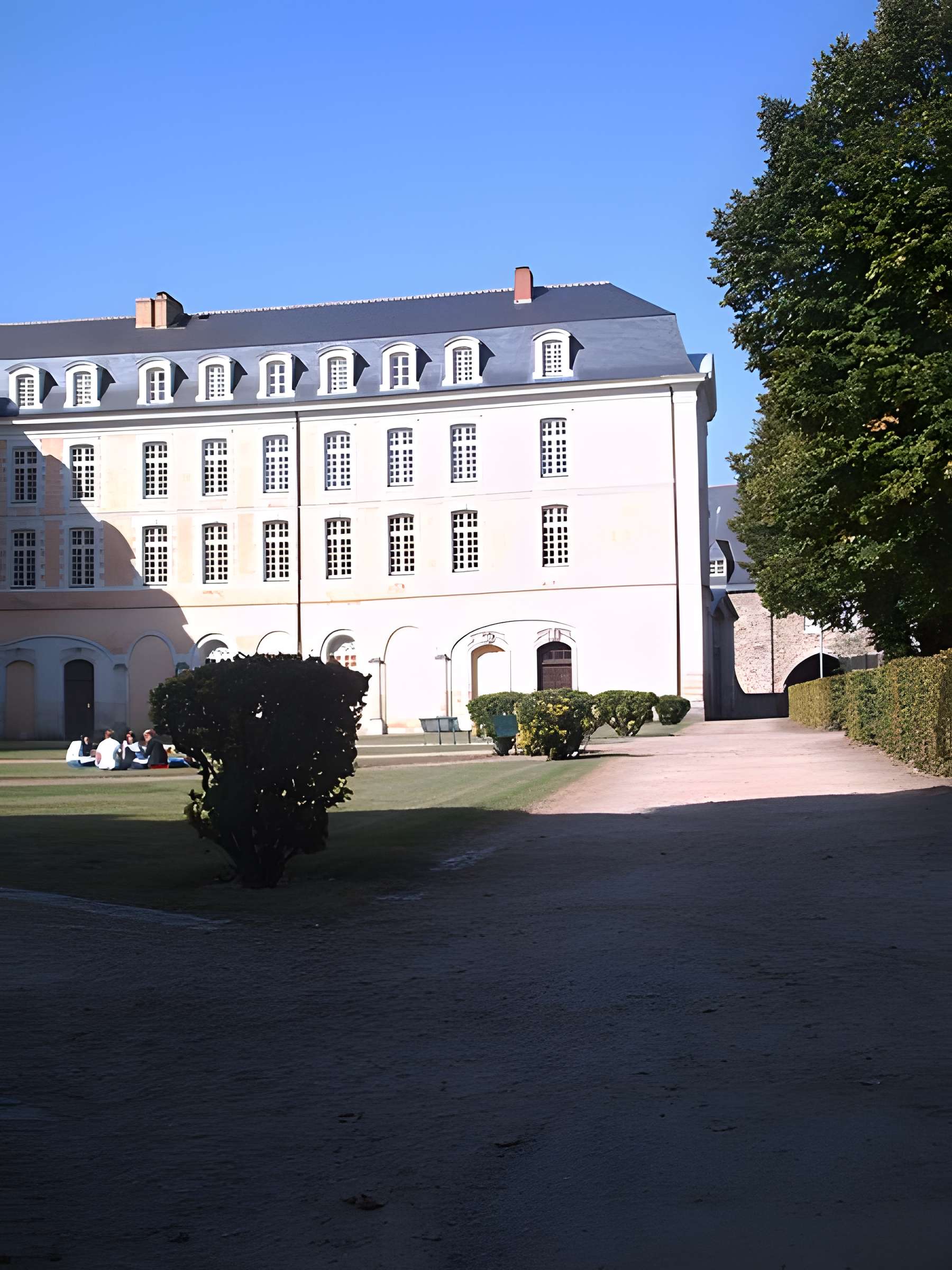Ancienne abbaye Saint-Vincent, actuellement lycée Bellevue