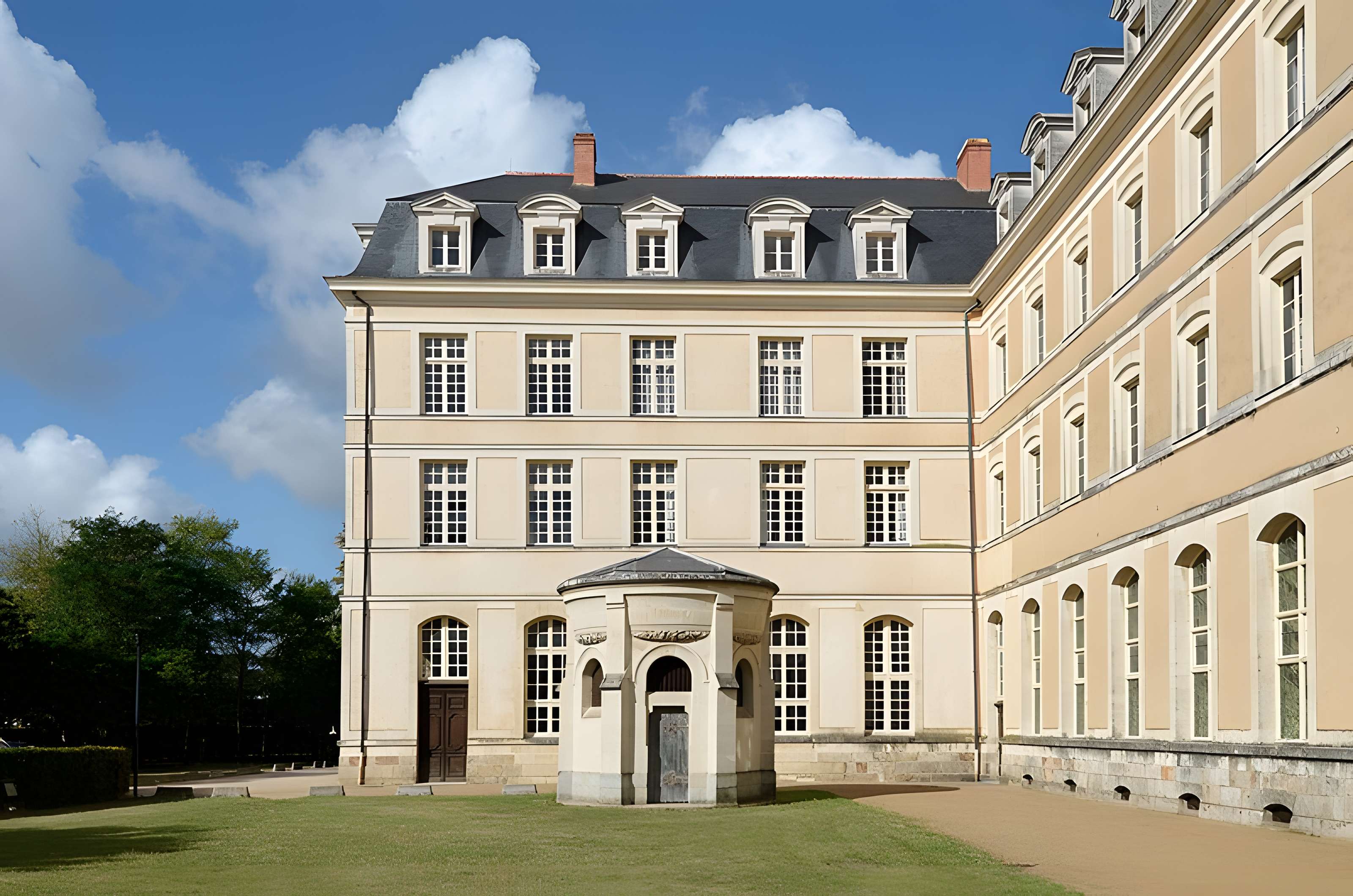 Ancienne abbaye Saint-Vincent, actuellement lycée Bellevue