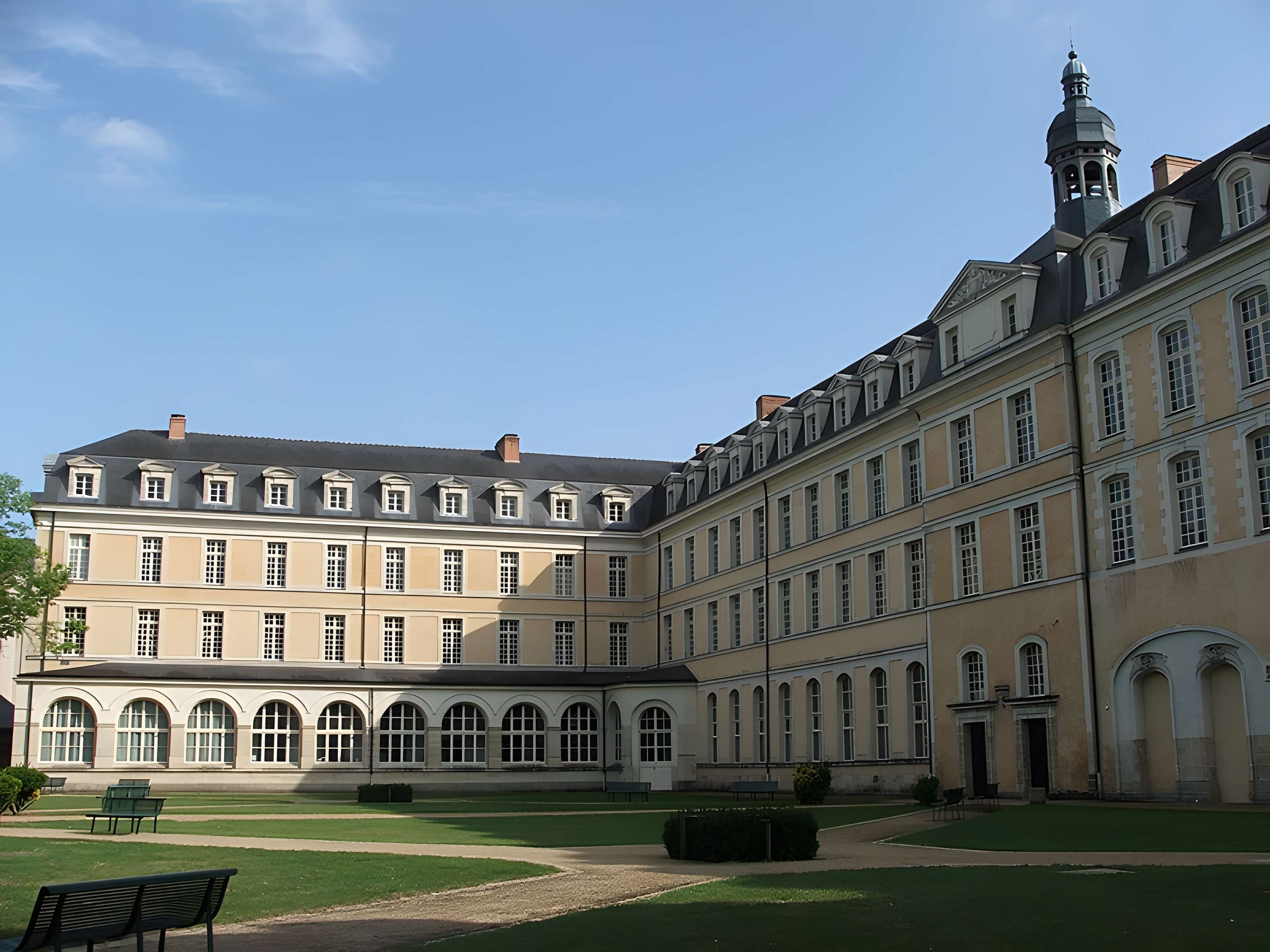 Ancienne abbaye Saint-Vincent, actuellement lycée Bellevue