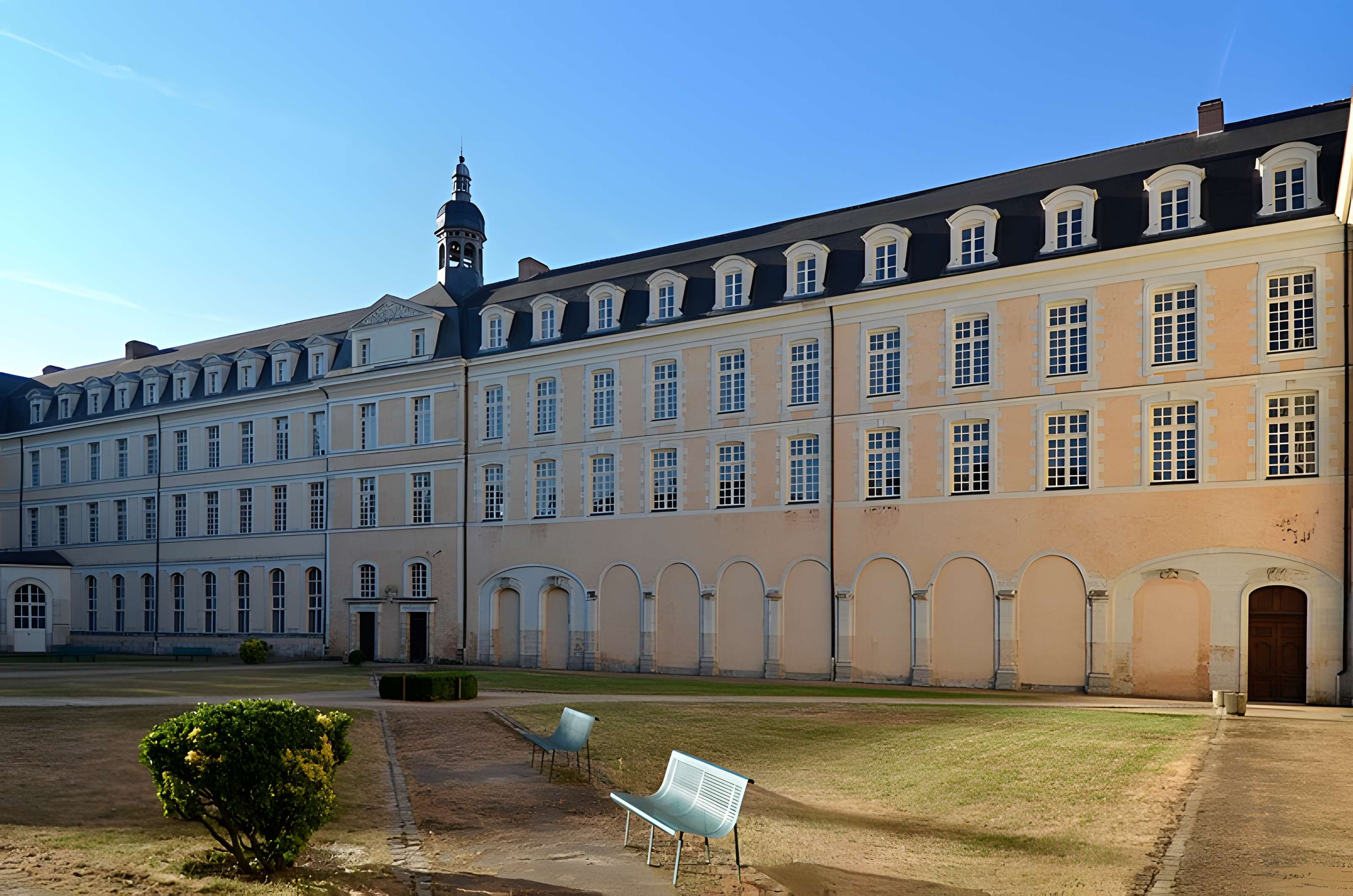 Ancienne abbaye Saint-Vincent, actuellement lycée Bellevue