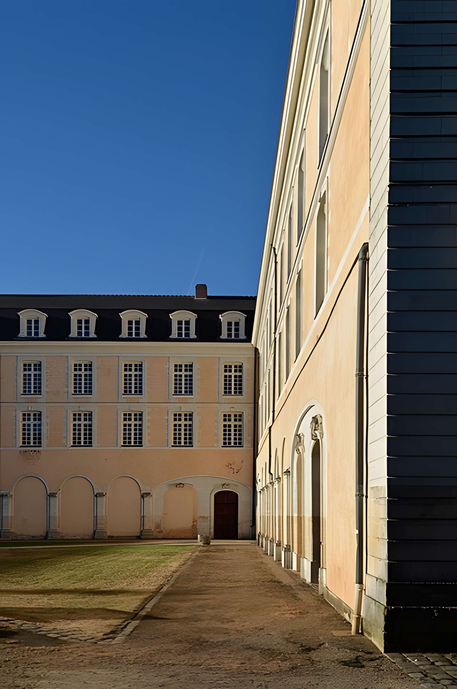 Ancienne abbaye Saint-Vincent, actuellement lycée Bellevue