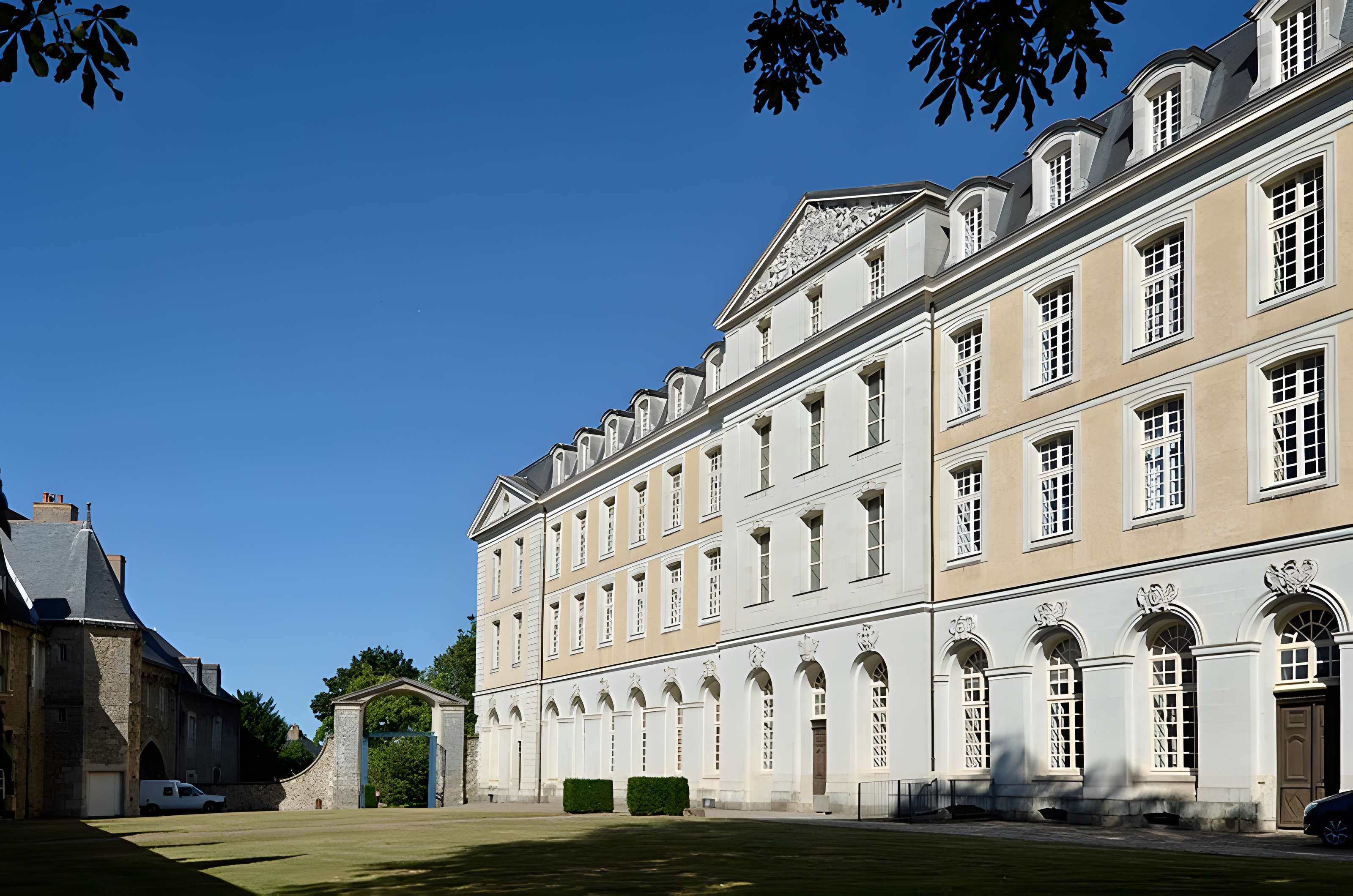 Ancienne abbaye Saint-Vincent, actuellement lycée Bellevue