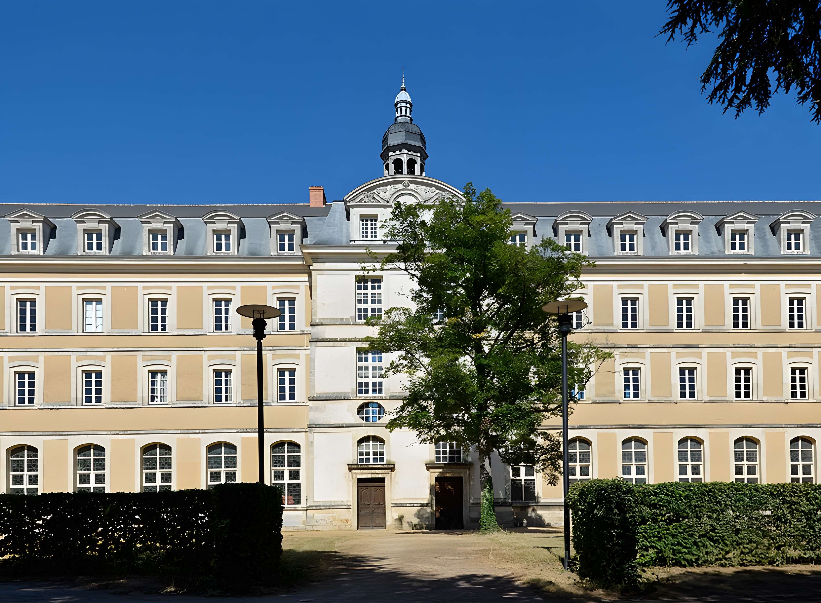 Ancienne abbaye Saint-Vincent, actuellement lycée Bellevue