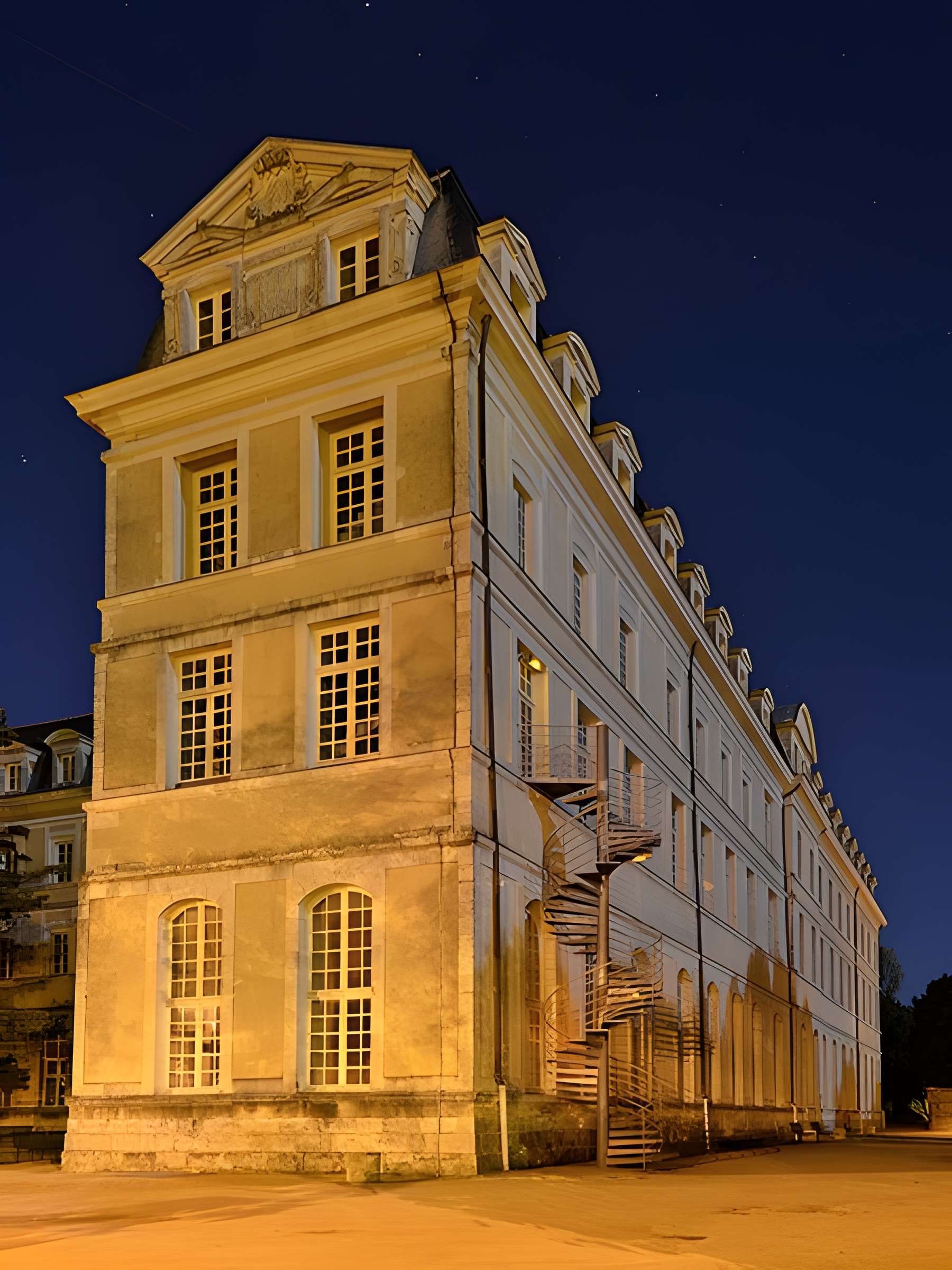 Ancienne abbaye Saint-Vincent, actuellement lycée Bellevue