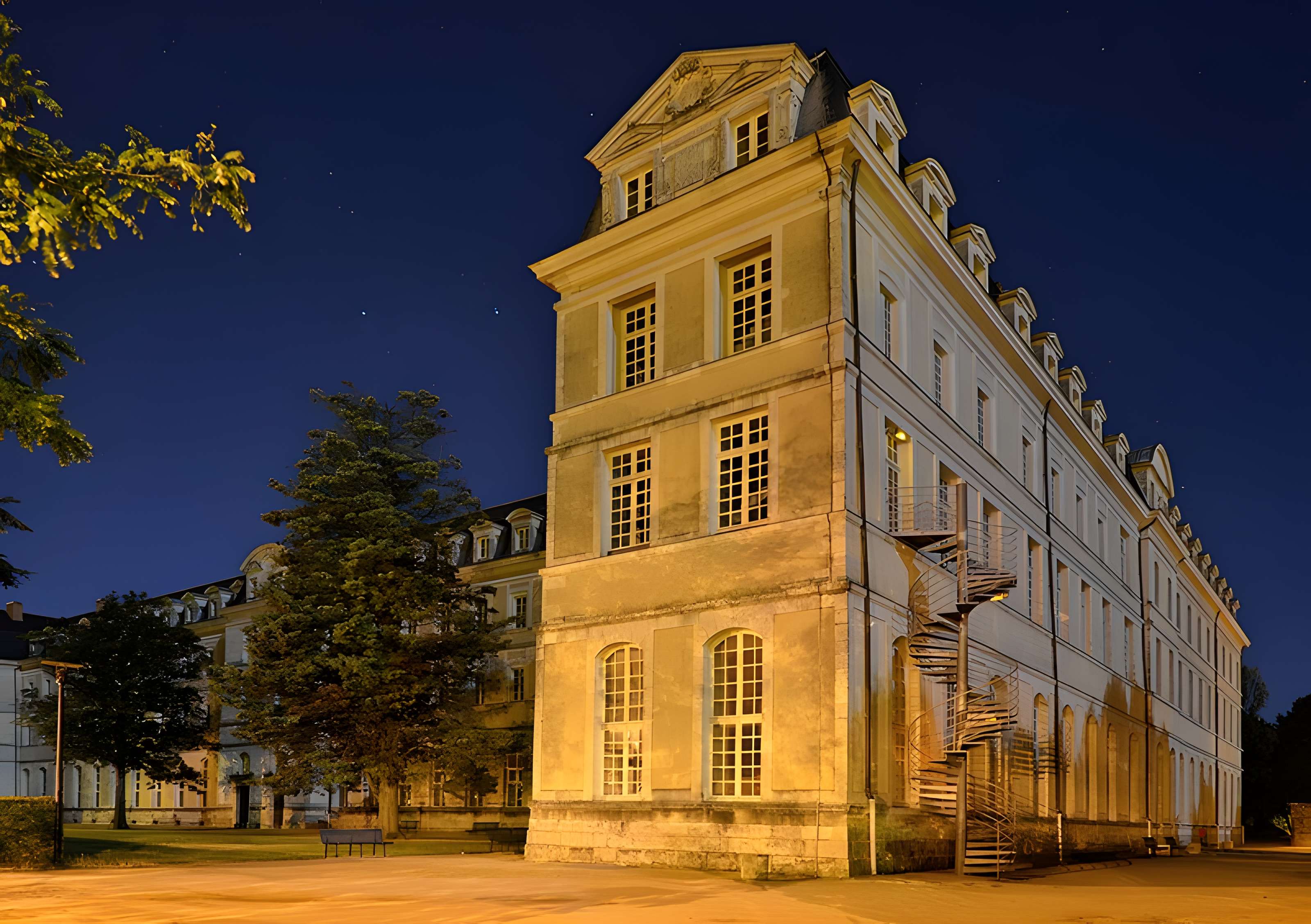 Ancienne abbaye Saint-Vincent, actuellement lycée Bellevue