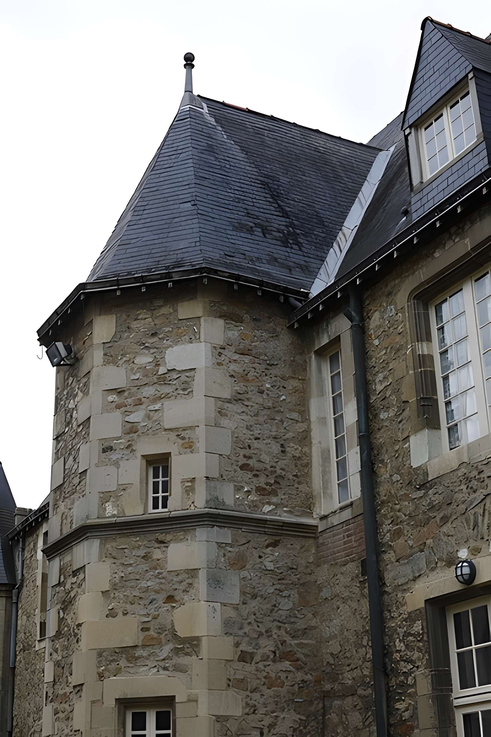 Ancienne abbaye Saint-Vincent, actuellement lycée Bellevue