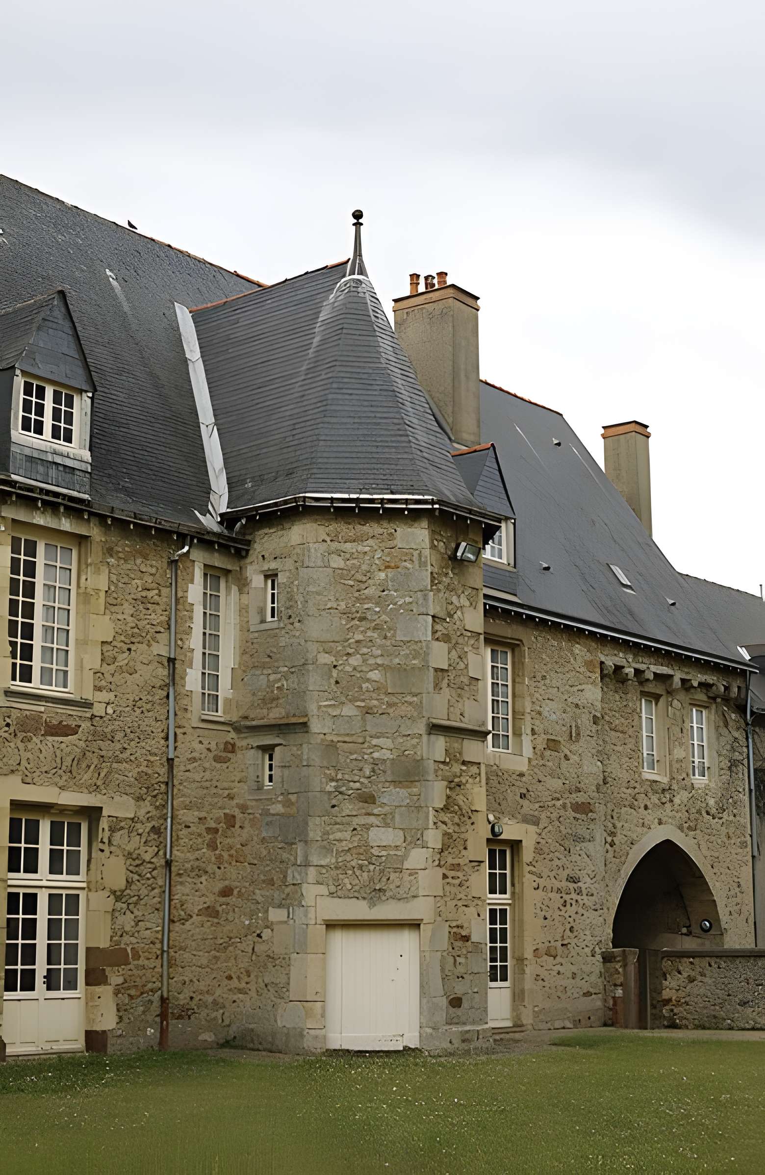 Ancienne abbaye Saint-Vincent, actuellement lycée Bellevue