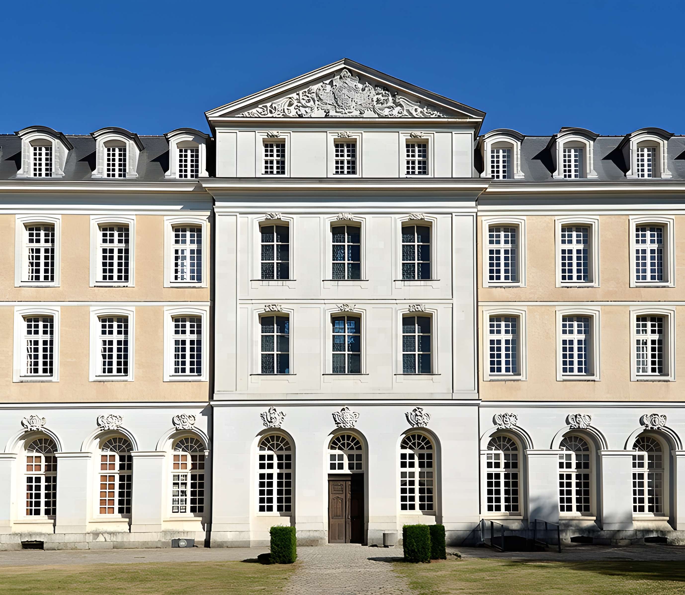 Ancienne abbaye Saint-Vincent, actuellement lycée Bellevue