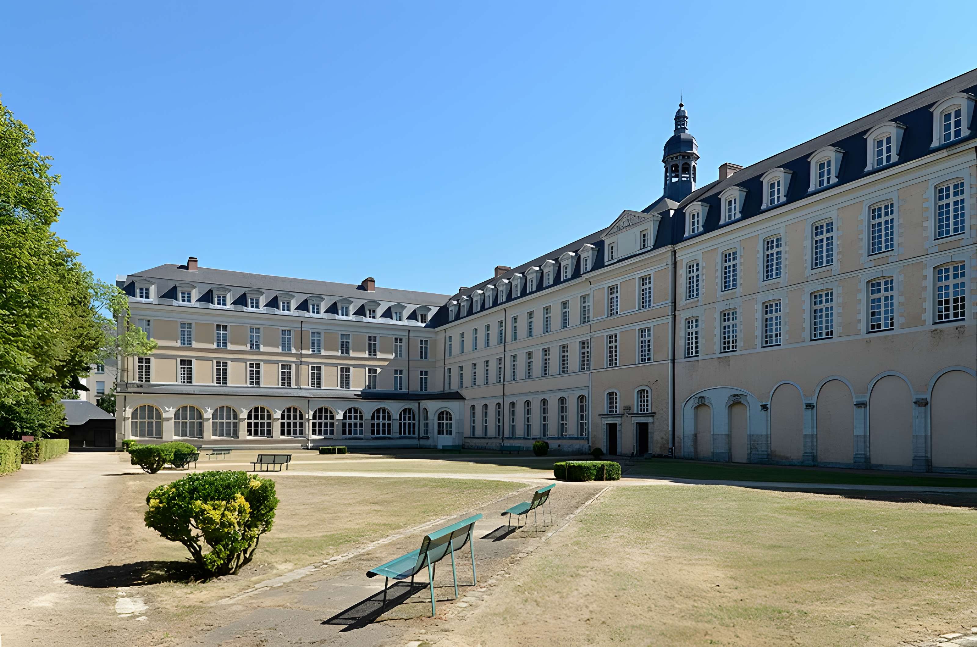 Ancienne abbaye Saint-Vincent, actuellement lycée Bellevue