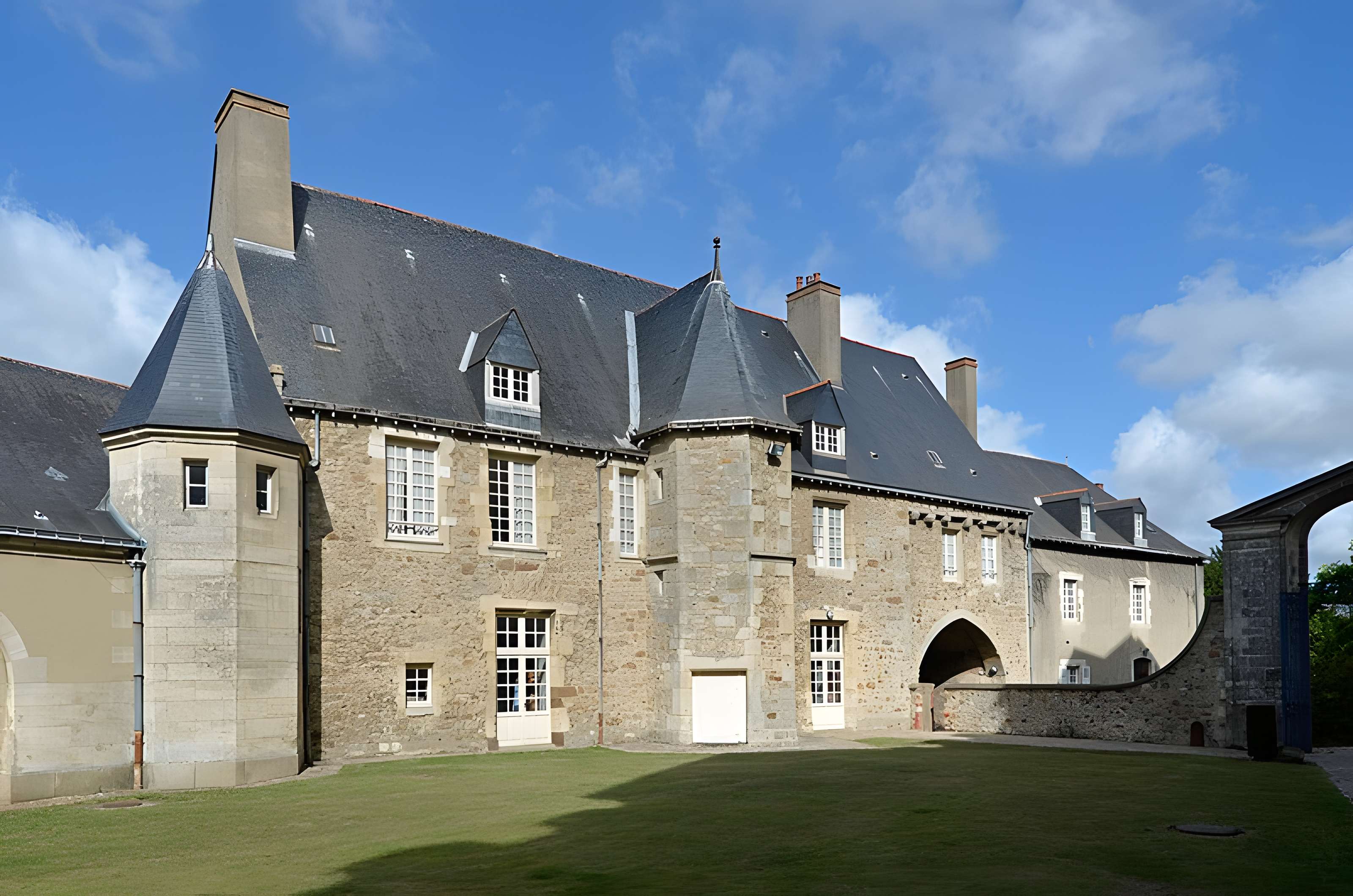 Ancienne abbaye Saint-Vincent, actuellement lycée Bellevue