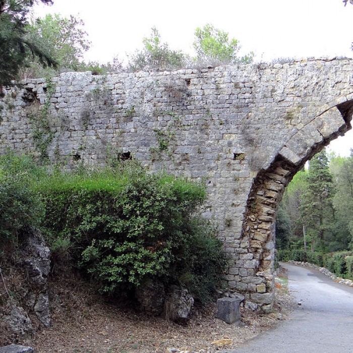 Photo de Aqueduc de Clausonnes restes également sur commune de Valbonne