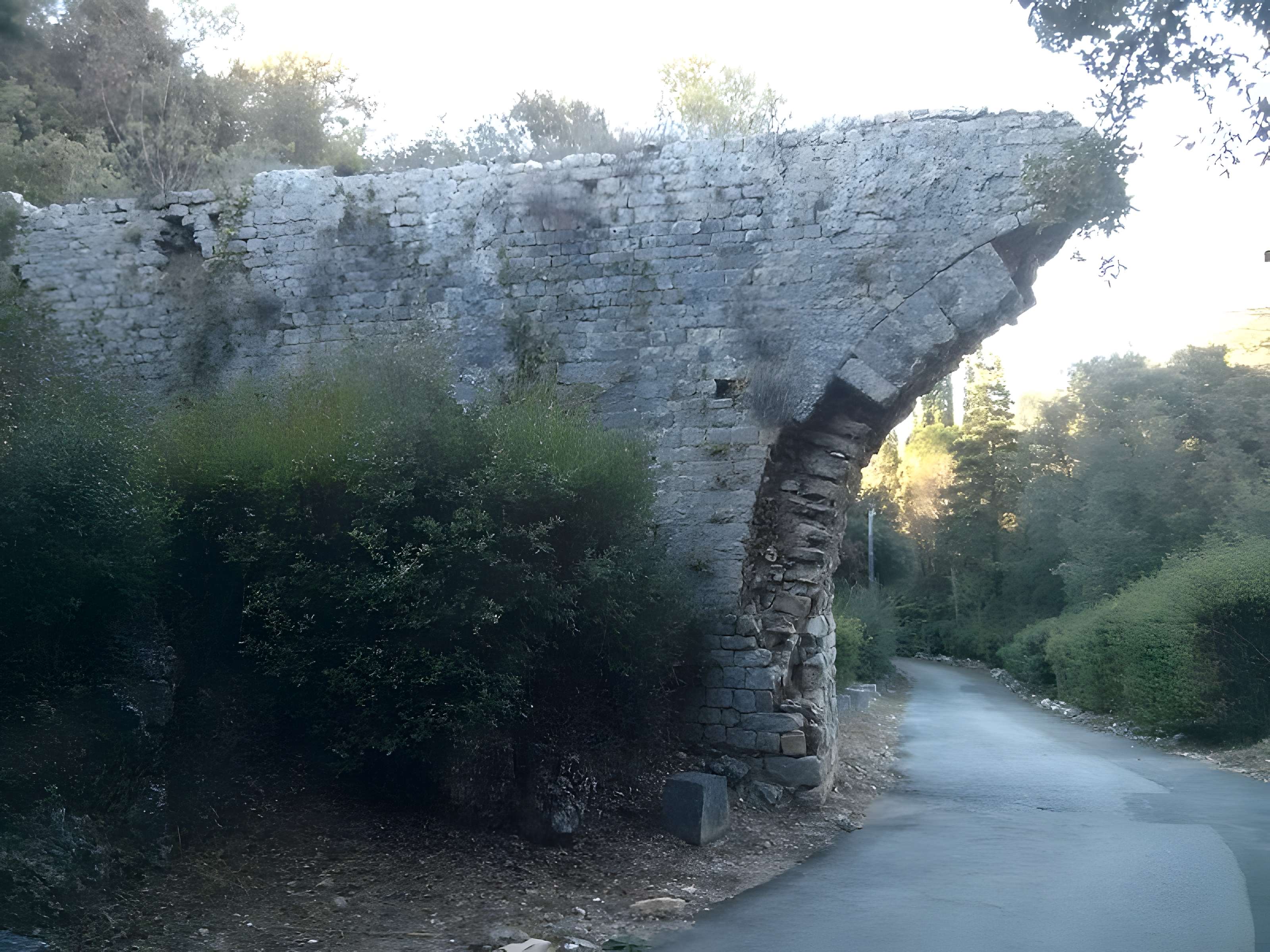 Aqueduc de Clausonnes (restes) (également sur commune d'Antibes)