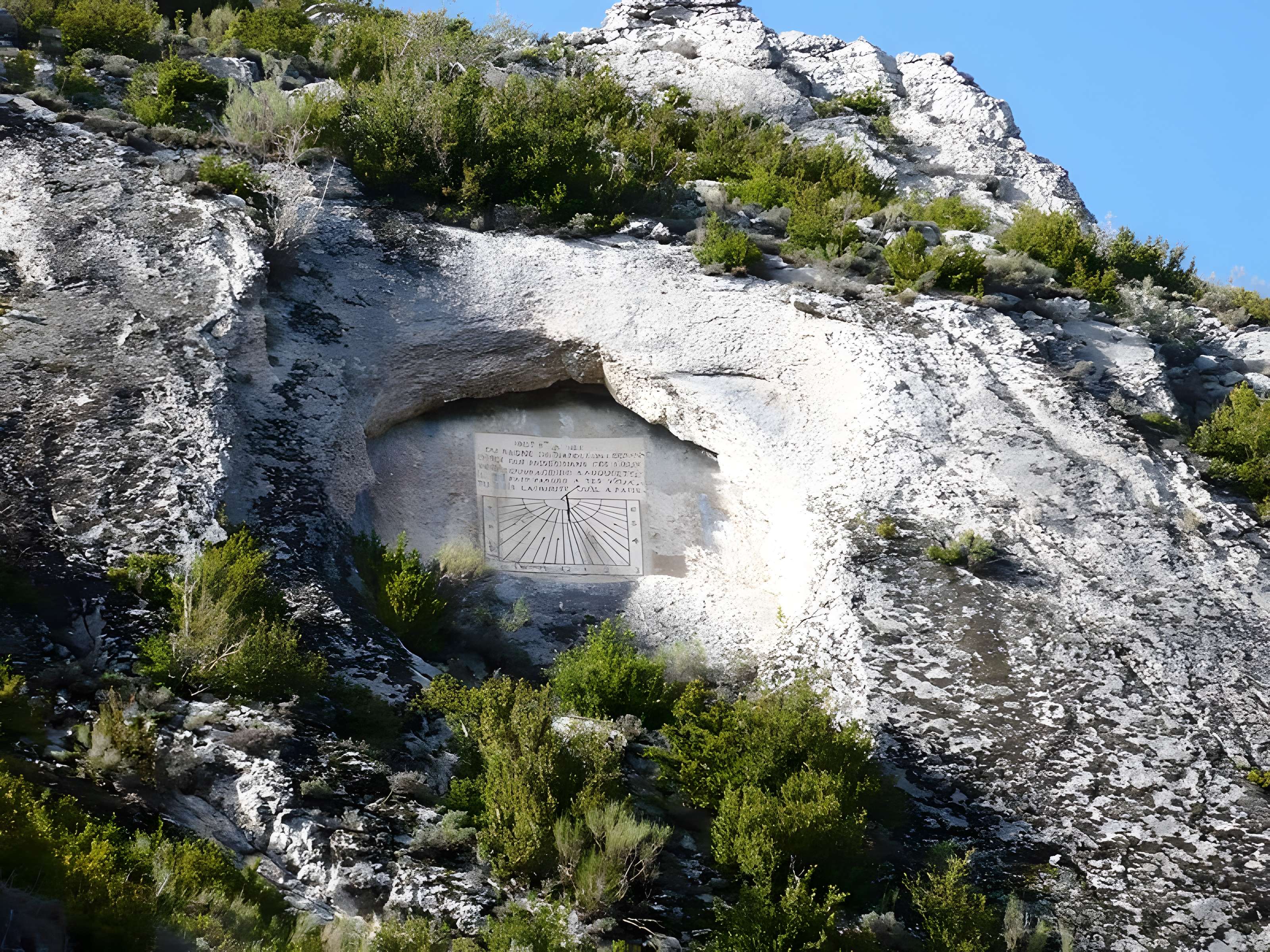 Cadran solaire du col de Cabre à La Beaume 