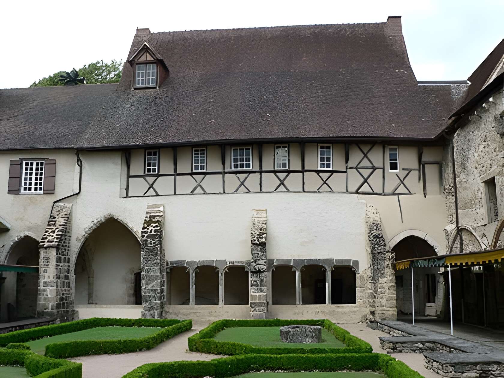 Abbaye de Menat Le cloître