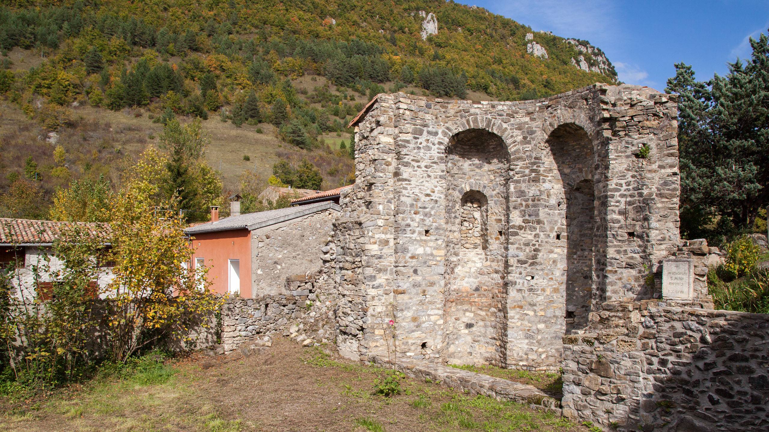 Photo de Vestiges de l'abbatiale Saint-Jacques de Joucou