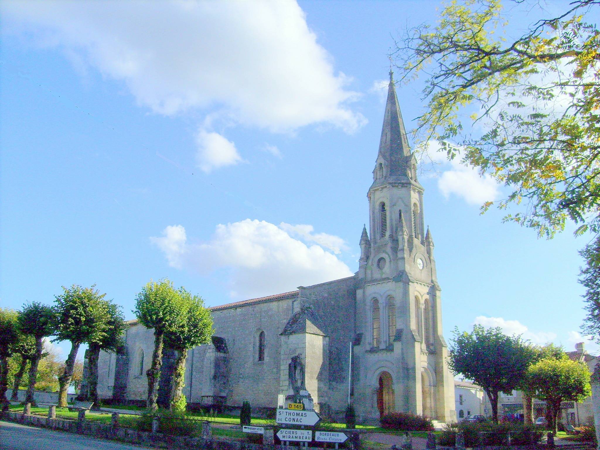 Photo de Sint Michael's kerk van Saint Dizant-du-Gua