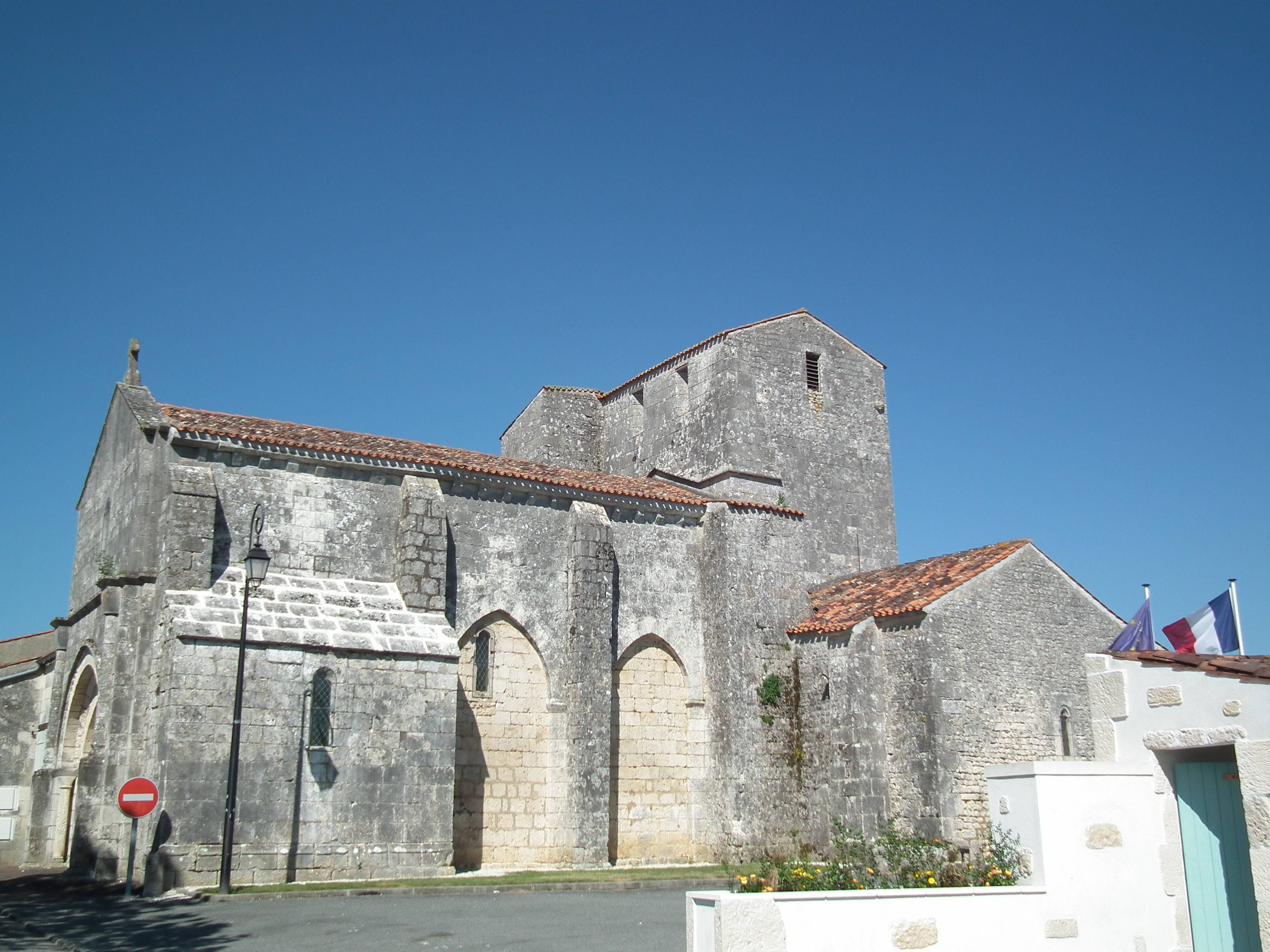 Photo de Church of Sainte-Geneviève de Soulignonne