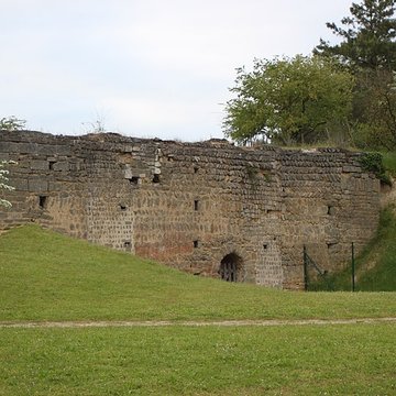 Motte féodale et donjon restes