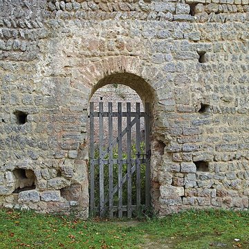 Motte féodale et donjon restes