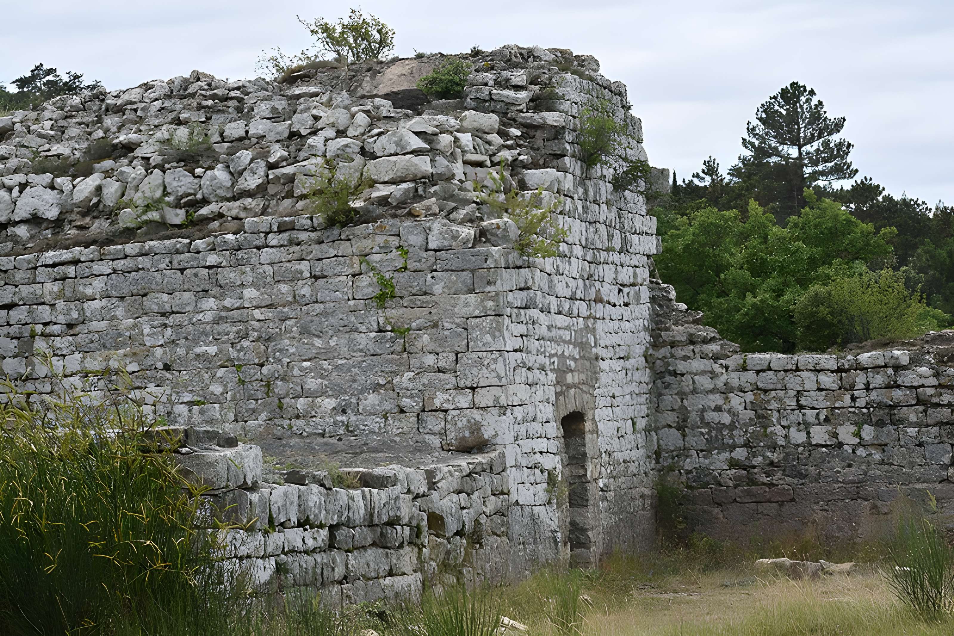 Restes du château de Miramont