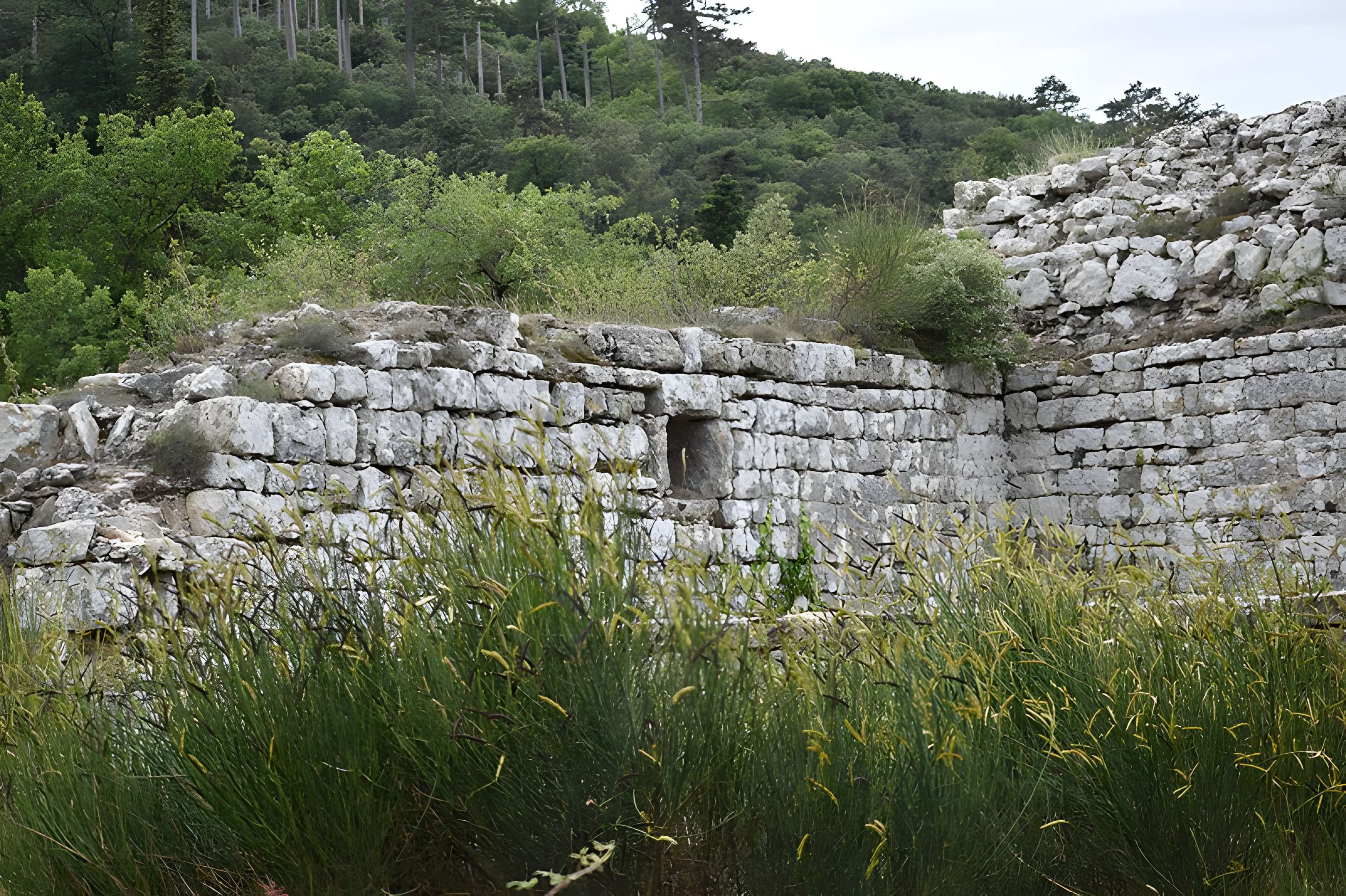Restes du château de Miramont