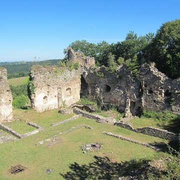 Restes du château de Montgilbert