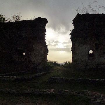 Restes du château de Montgilbert