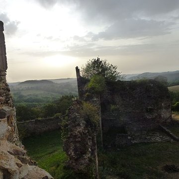Restes du château de Montgilbert