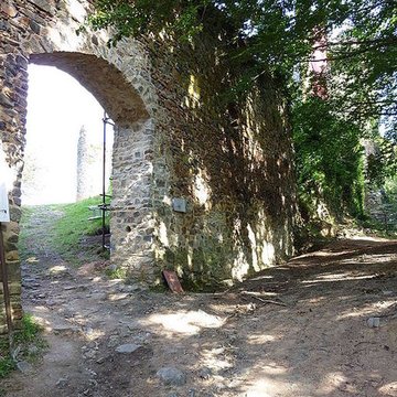 Restes du château de Montgilbert