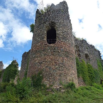 Restes du château de Montgilbert