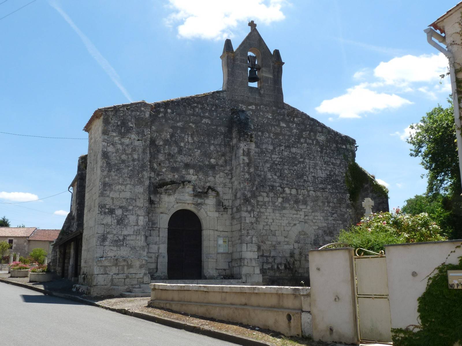 Photo de Saint Pierre de Riocaud Church