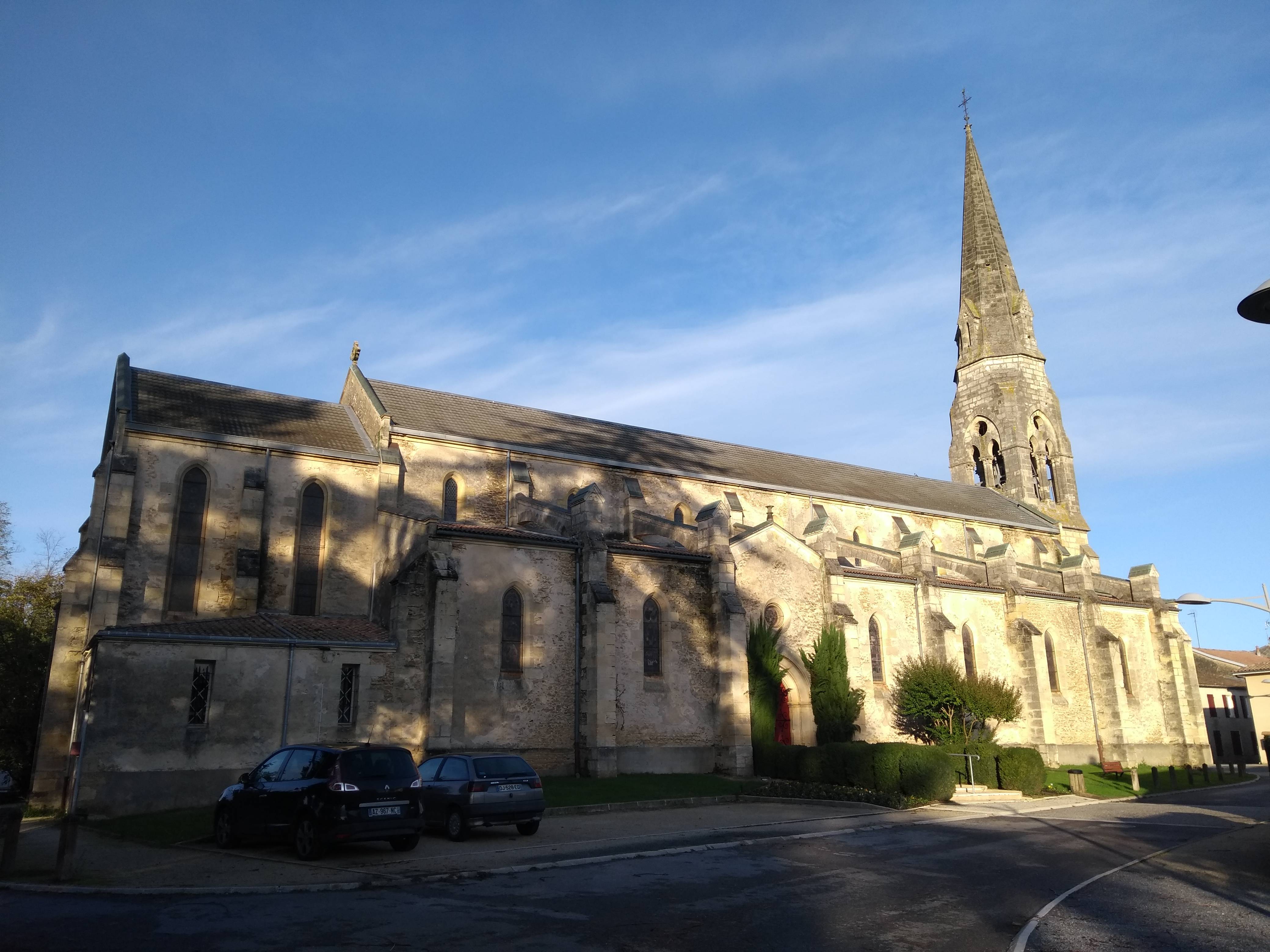 Photo de 圣皮埃尔-德萨莱斯教堂