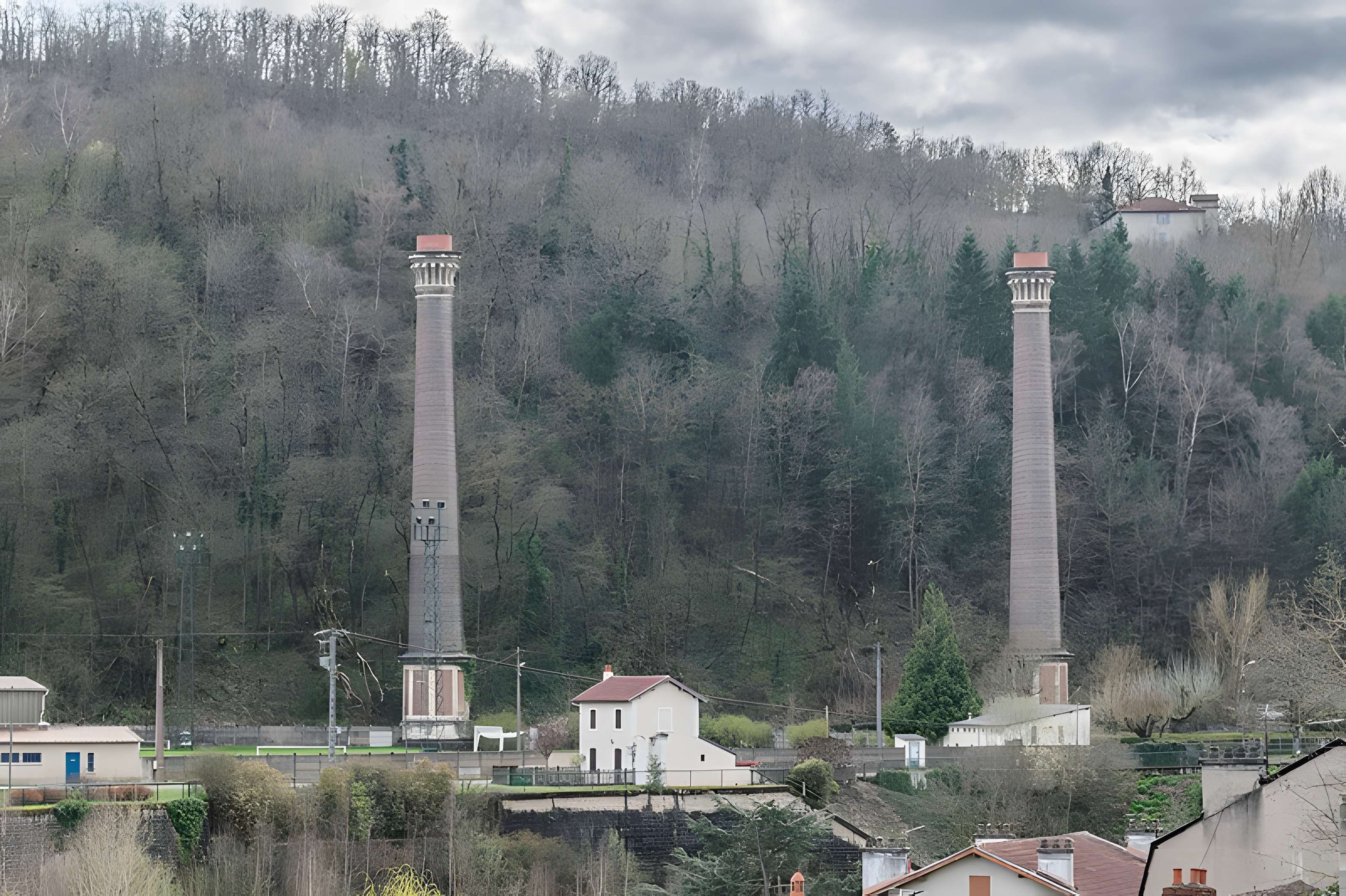 Cheminées d'usine d'Aubin