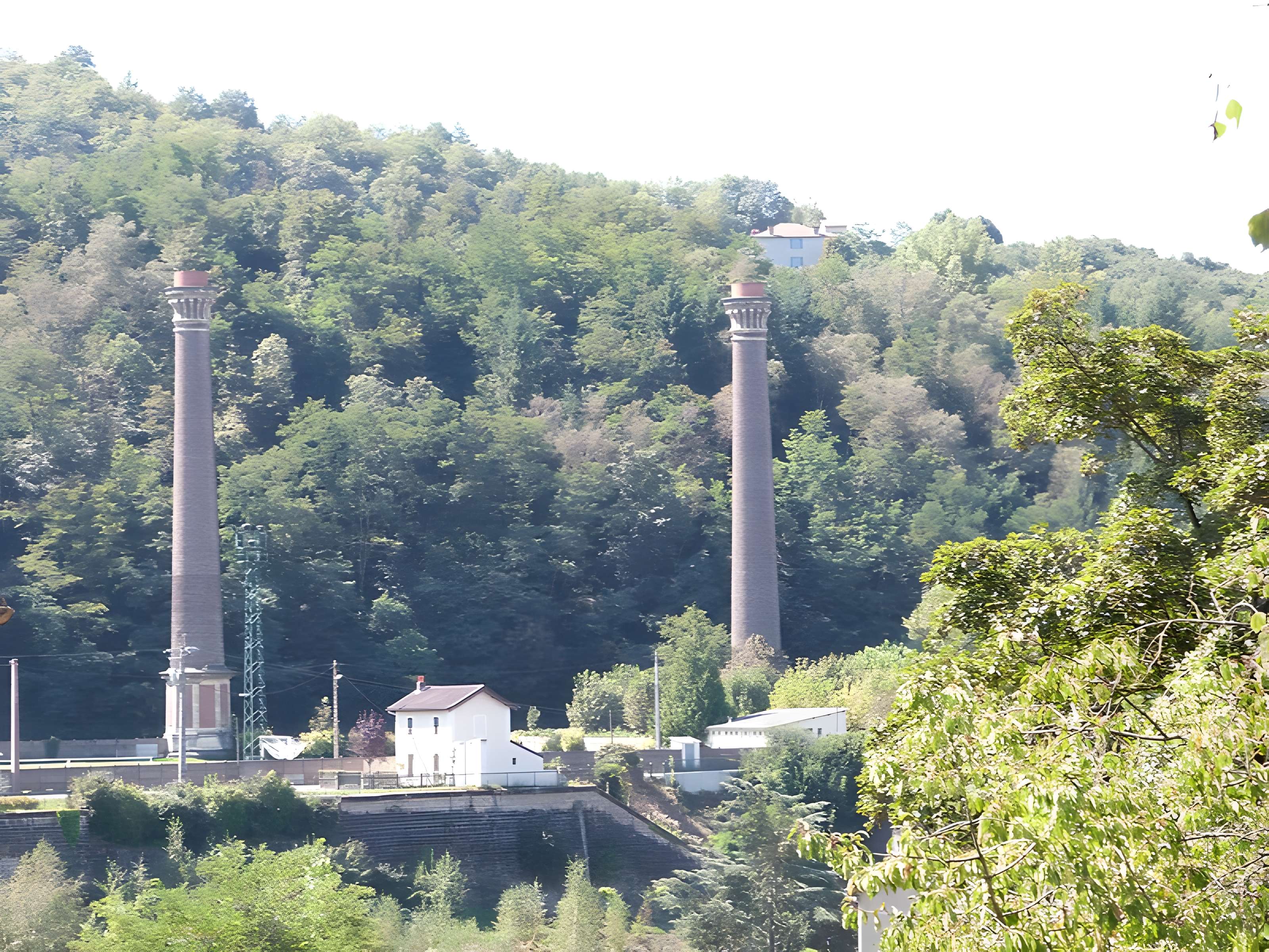 Cheminées d'usine d'Aubin