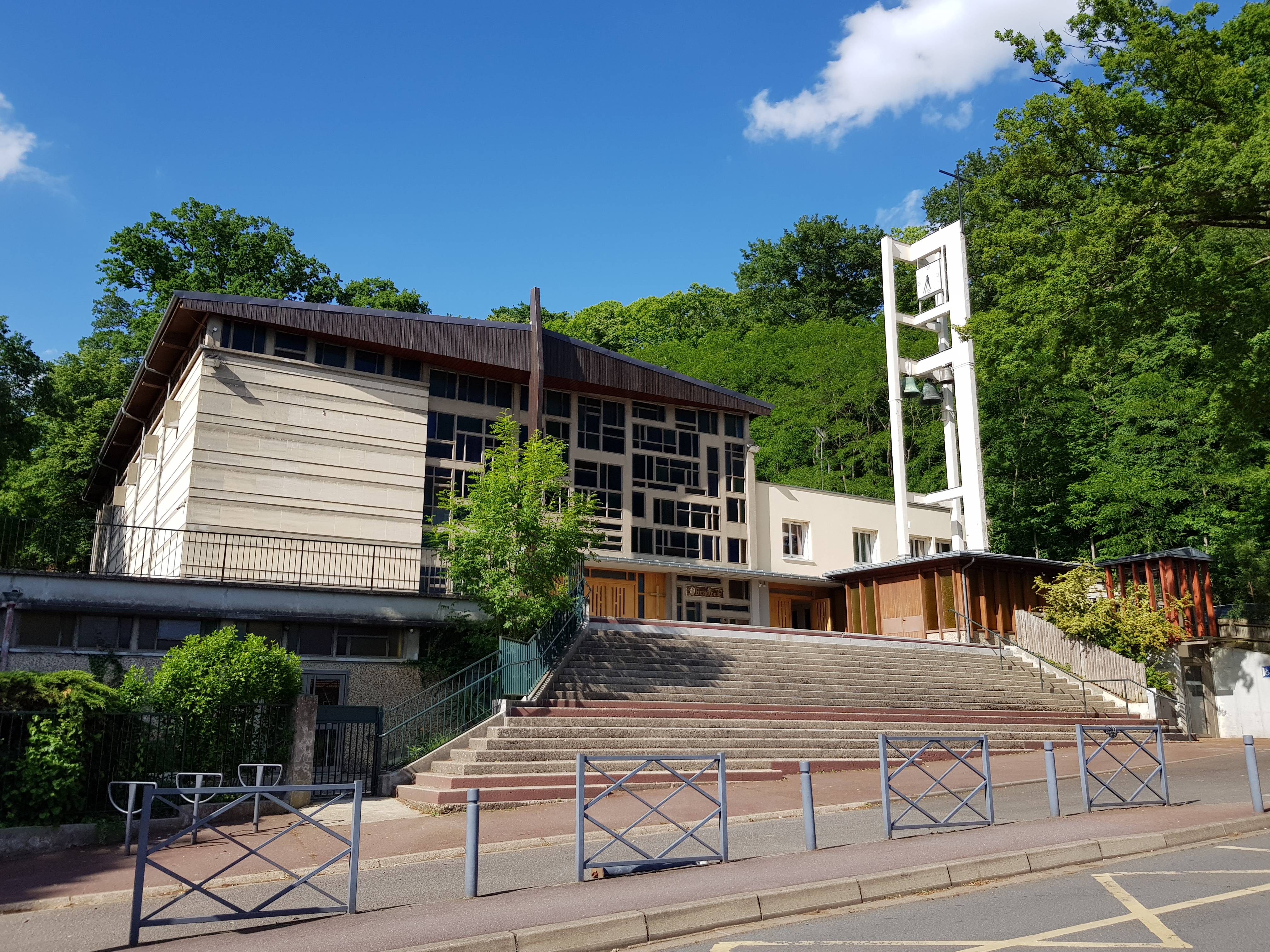 Photo de Chiesa di Santa Bernadette