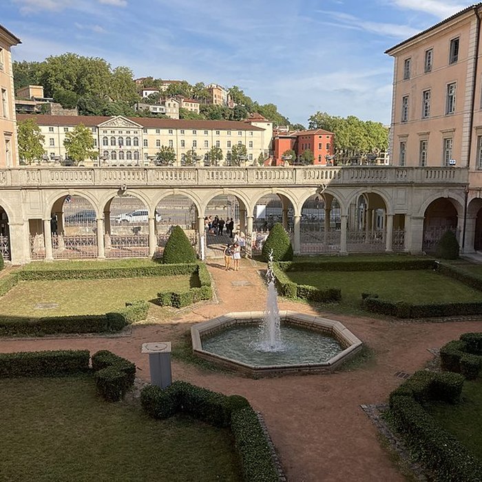 Photo de Ancien couvent des Dames de Sainte-Elisabeth, ancienne école nationale vétérinaire, actuellement Conservatoire national supérieur de musique et de danse de Lyon