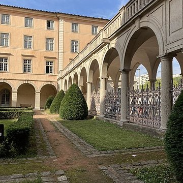 Ancien couvent des Dames de Sainte-Elisabeth, ancienne école nationale vétérinaire, actuellement Conservatoire national supérieur de musique et de danse de Lyon