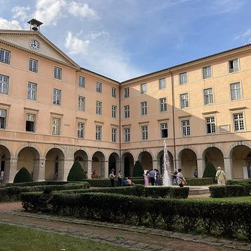Ancien couvent des Dames de Sainte-Elisabeth, ancienne école nationale vétérinaire, actuellement Conservatoire national supérieur de musique et de danse de Lyon
