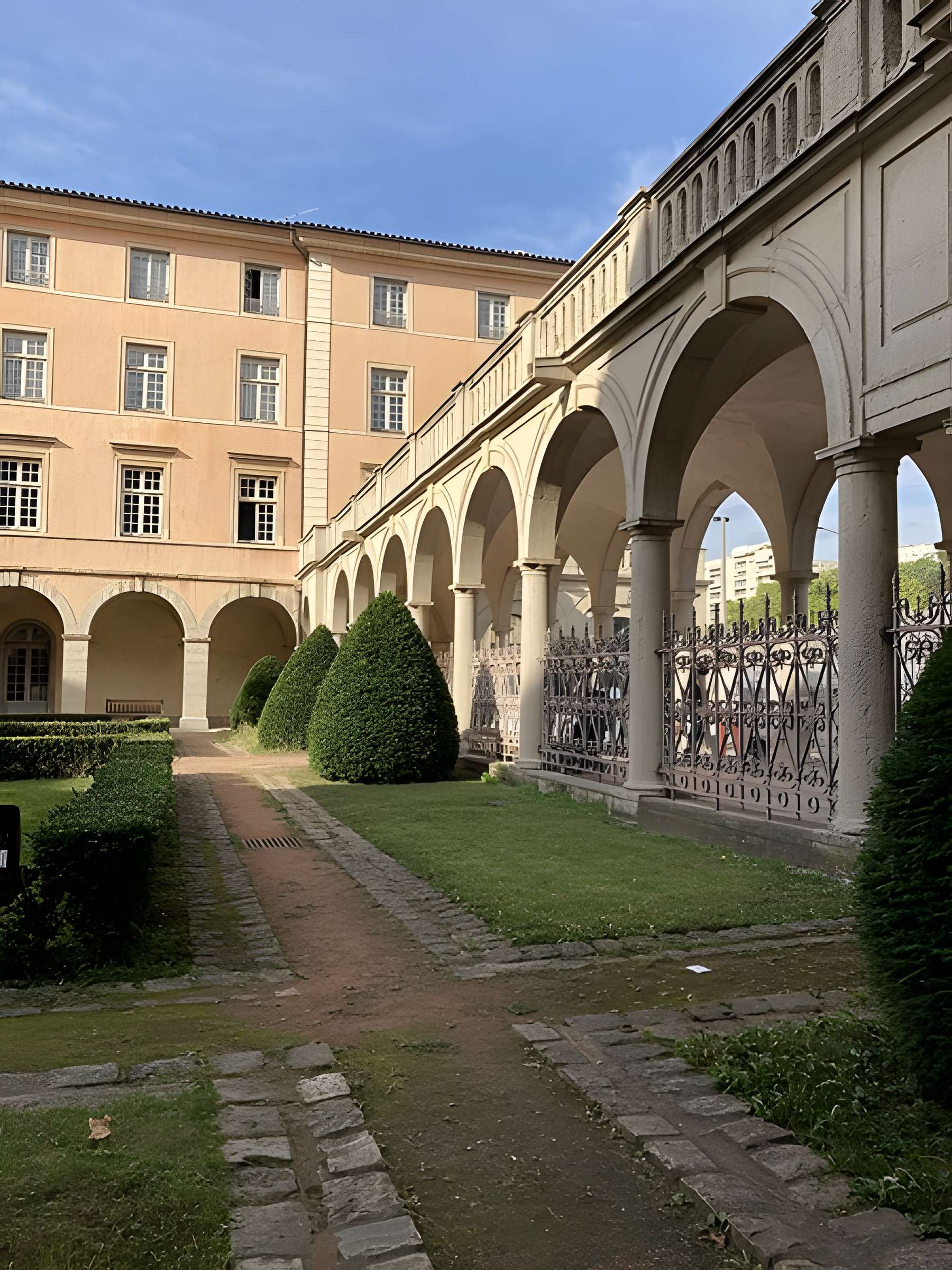 Ancien couvent des Dames de Sainte-Elisabeth, ancienne école nationale vétérinaire, actuellement Conservatoire national supérieur de musique et de danse de Lyon