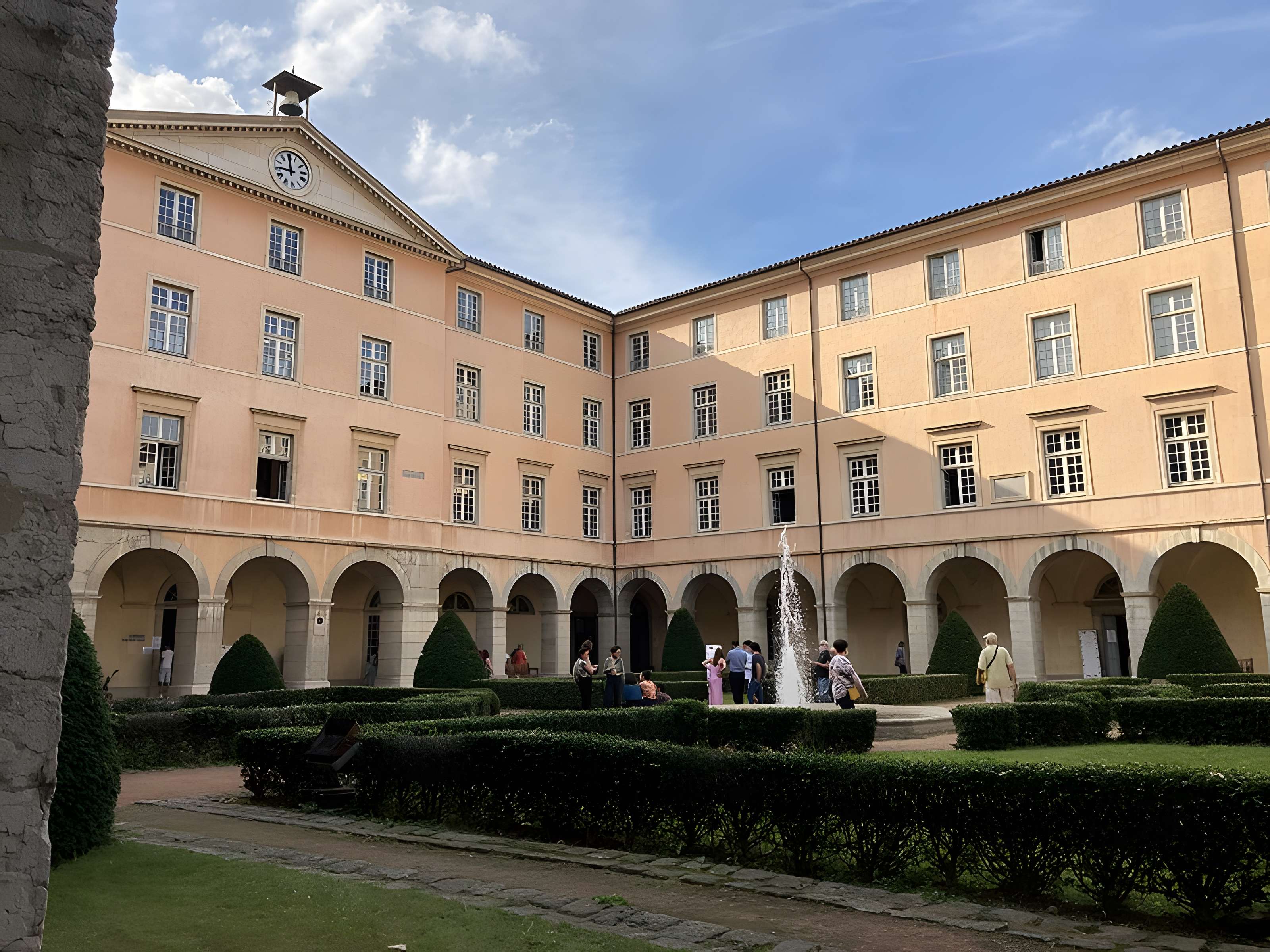 Ancien couvent des Dames de Sainte-Elisabeth, ancienne école nationale vétérinaire, actuellement Conservatoire national supérieur de musique et de danse de Lyon