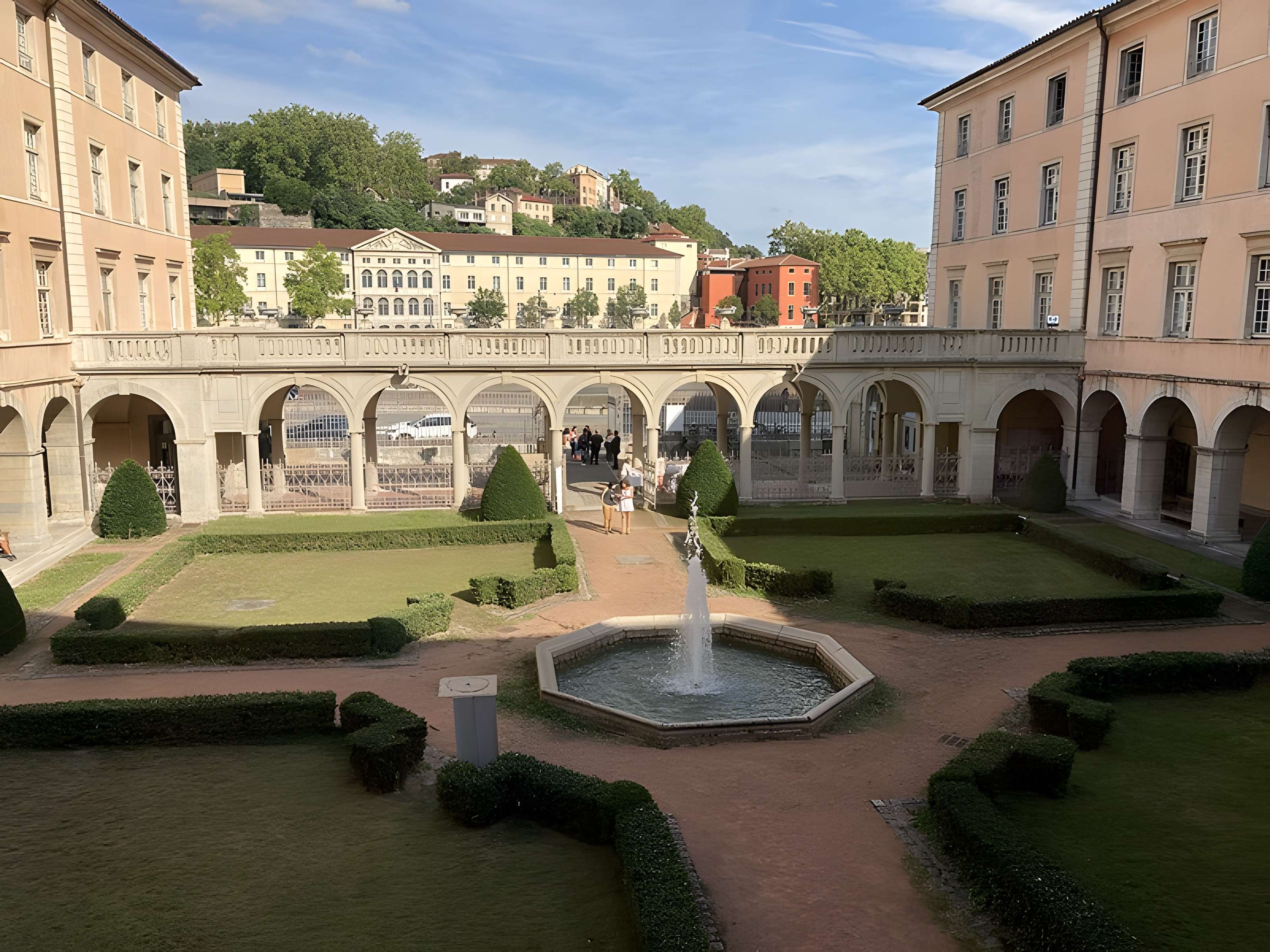 Ancien couvent des Dames de Sainte-Elisabeth, ancienne école nationale vétérinaire, actuellement Conservatoire national supérieur de musique et de danse de Lyon