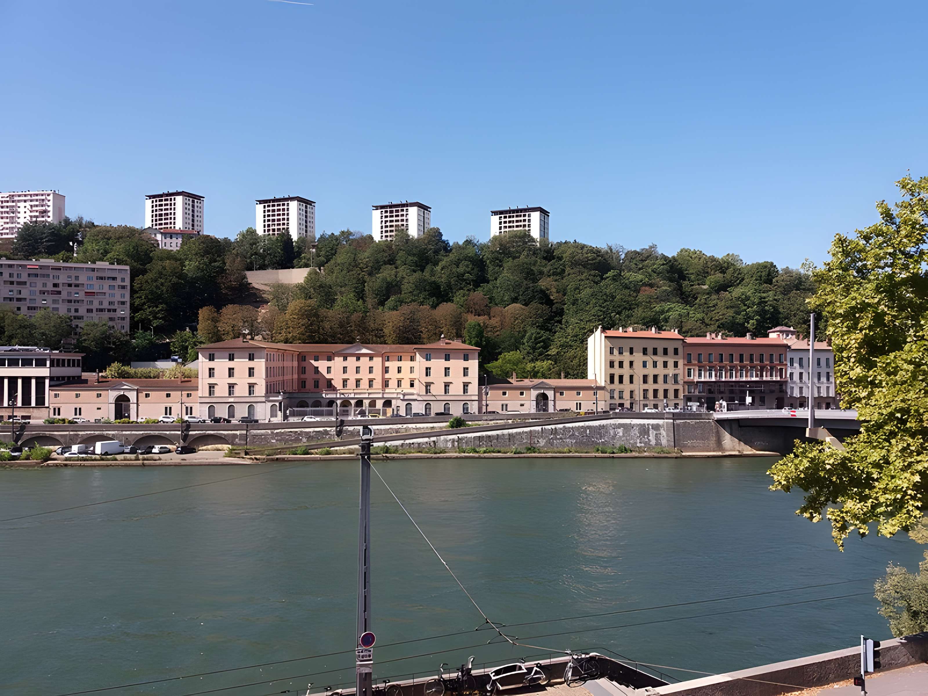 Ancien couvent des Dames de Sainte-Elisabeth, ancienne école nationale vétérinaire, actuellement Conservatoire national supérieur de musique et de danse de Lyon