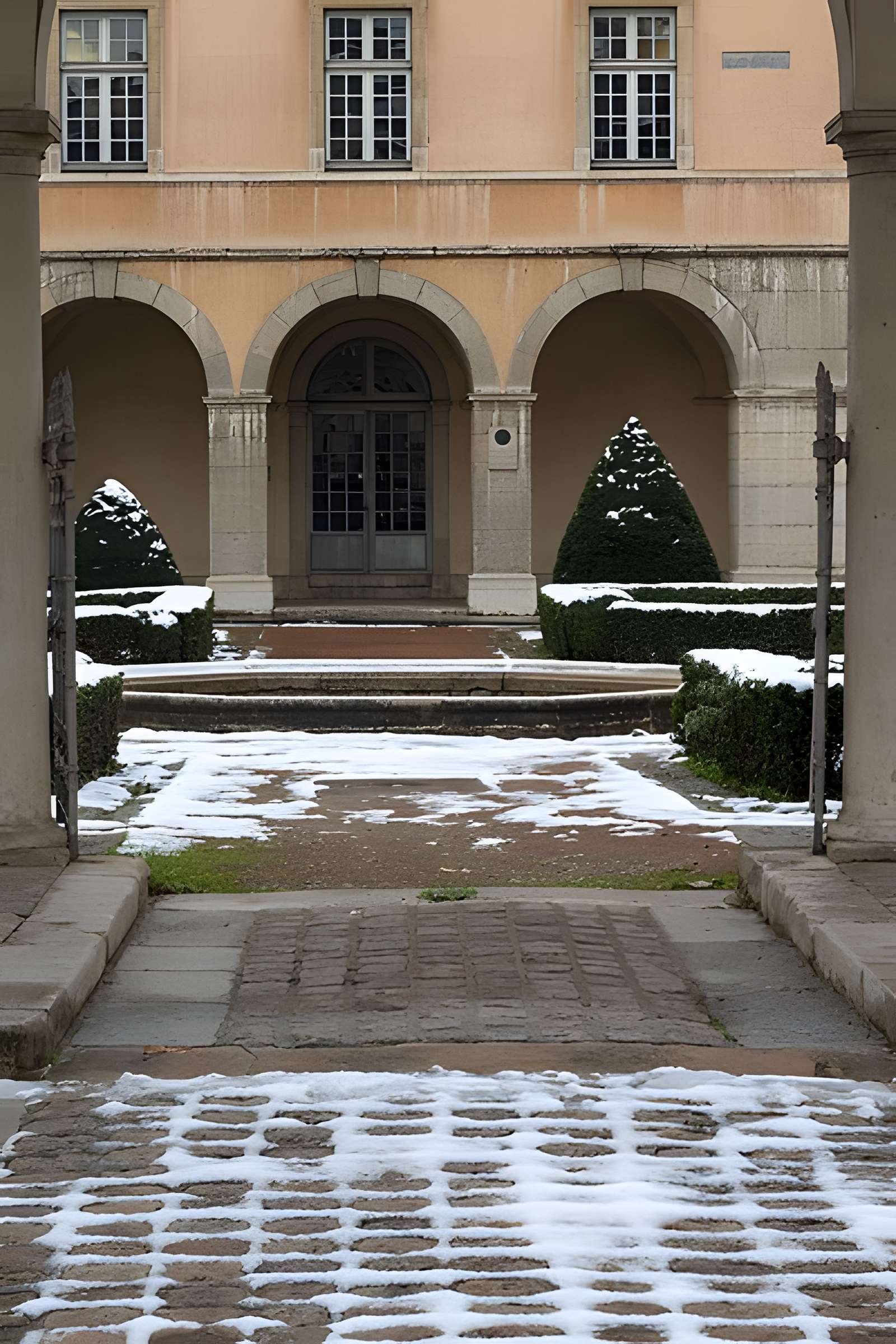 Ancien couvent des Dames de Sainte-Elisabeth, ancienne école nationale vétérinaire, actuellement Conservatoire national supérieur de musique et de danse de Lyon