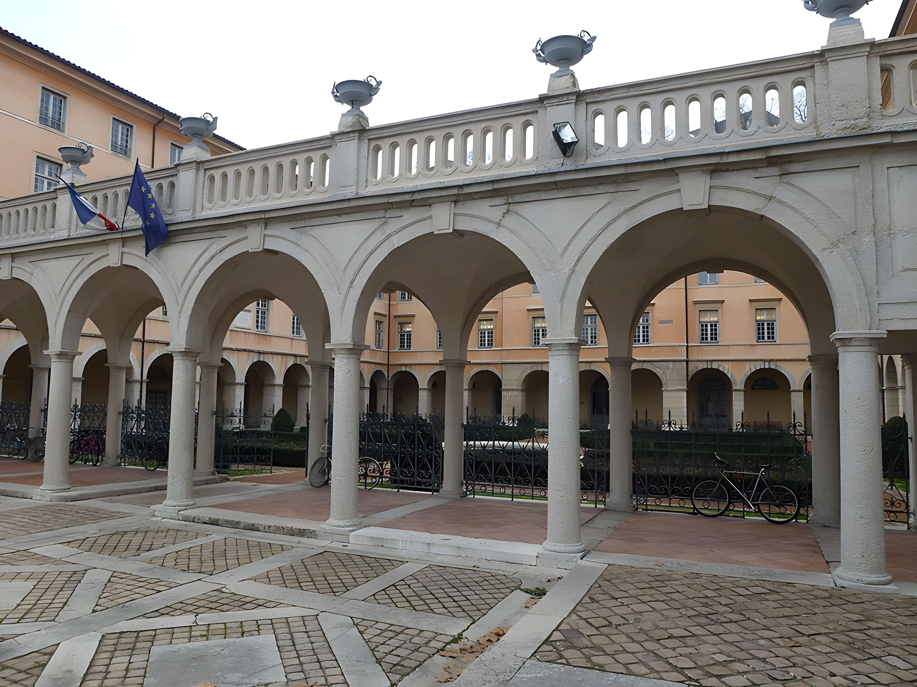 Ancien couvent des Dames de Sainte-Elisabeth, ancienne école nationale vétérinaire, actuellement Conservatoire national supérieur de musique et de danse de Lyon