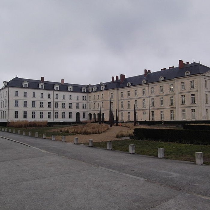 Photo de Ancien couvent des Ursulines de la Davrays ou ancienne caserne Rohan