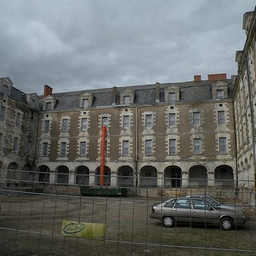 Ancien couvent des Ursulines de la Davrays ou ancienne caserne Rohan
