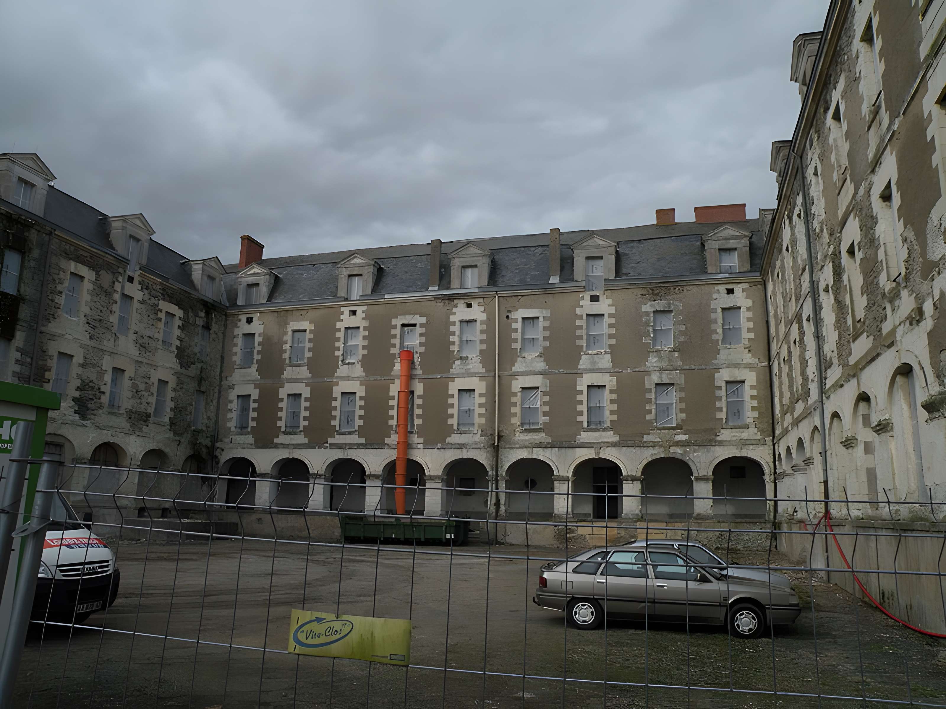 Ancien couvent des Ursulines de la Davrays ou ancienne caserne Rohan