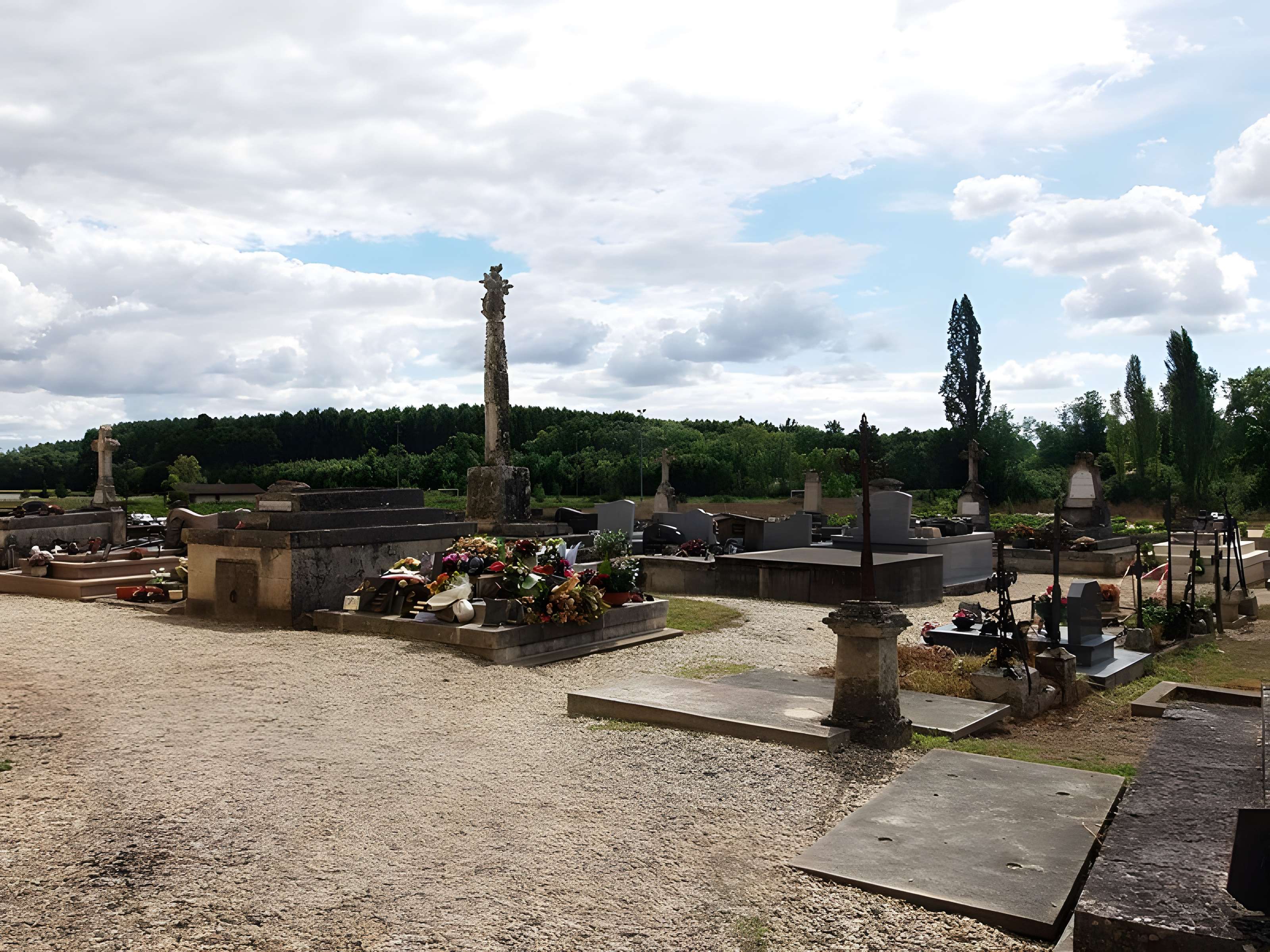 Croix de cimetière de Saint-Germain-de-la-Rivière