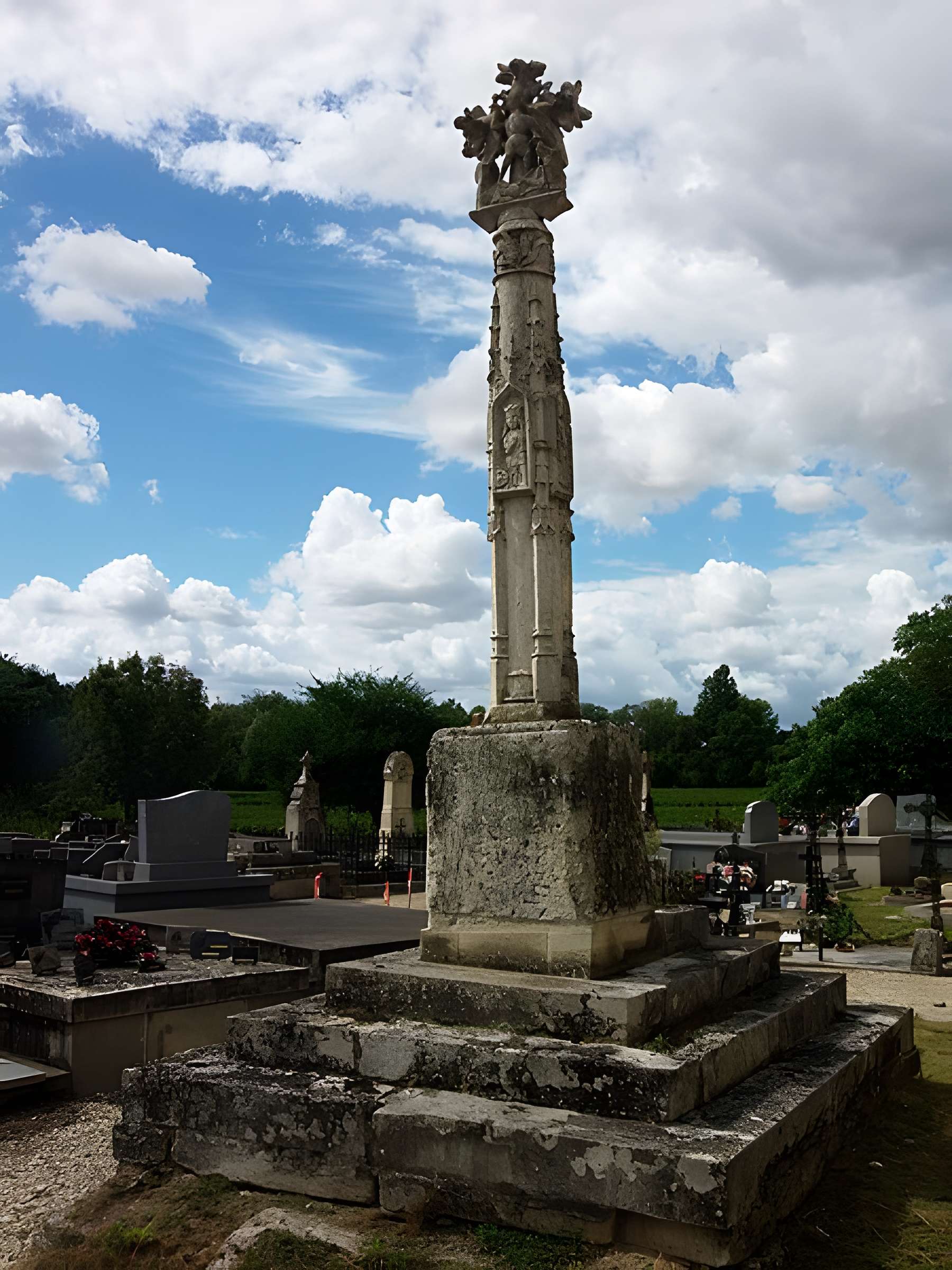 Croix de cimetière de Saint-Germain-de-la-Rivière