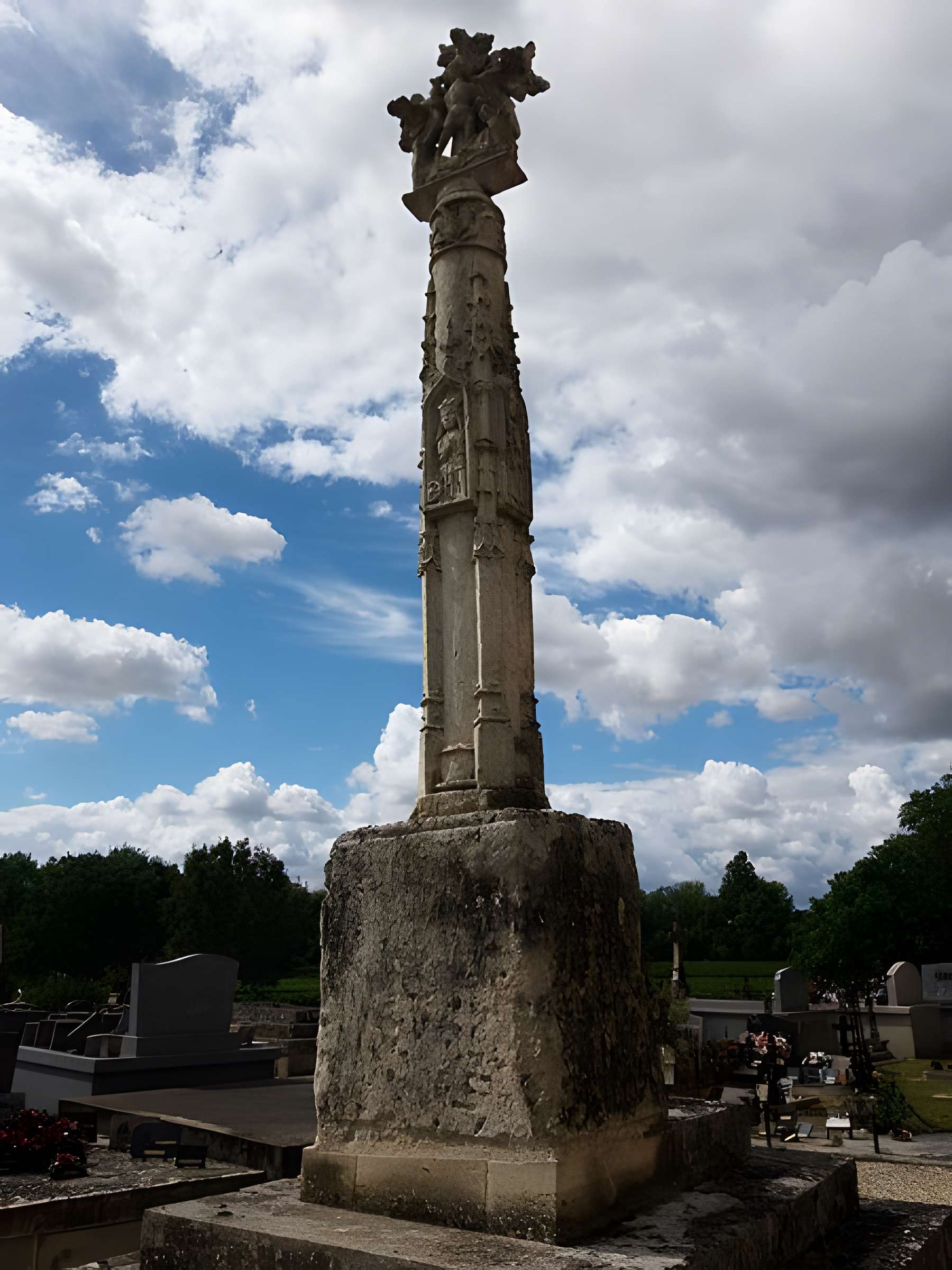 Croix de cimetière de Saint-Germain-de-la-Rivière